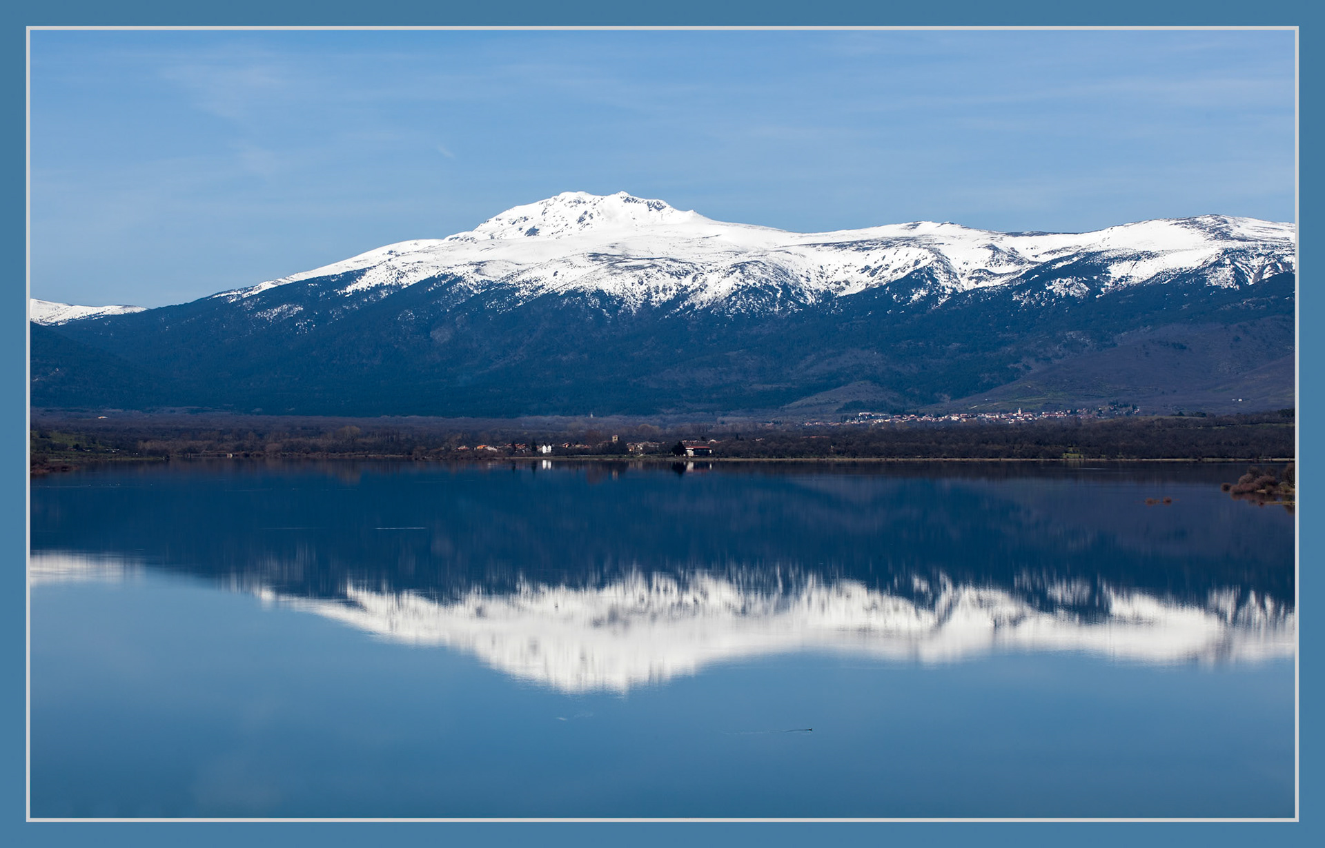 El Pico de Peñalara reflejado en el embalse de Pinilla. Ampliar. 100ASA