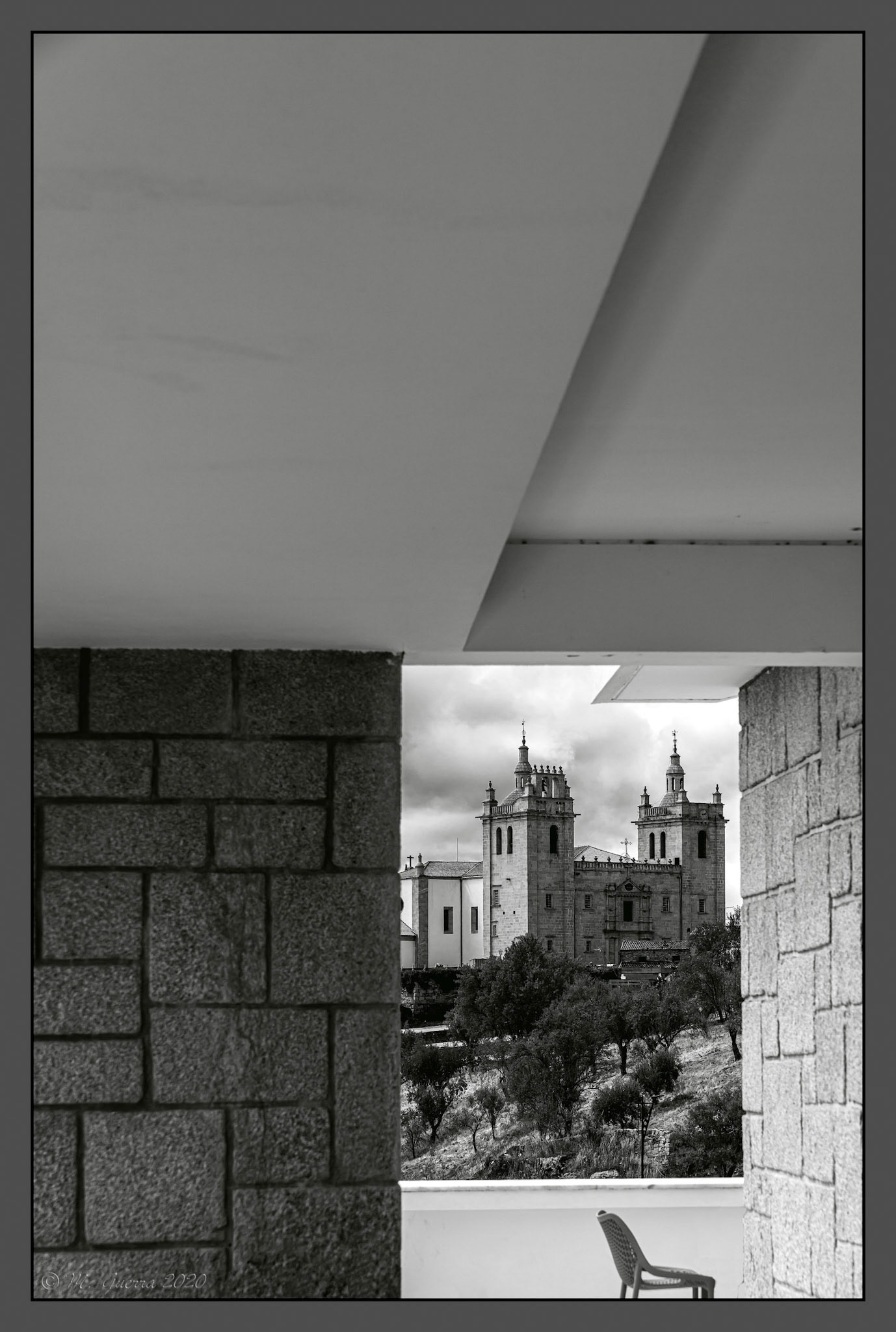 Pousada y basílica en Miranda de Duero. Ampliar