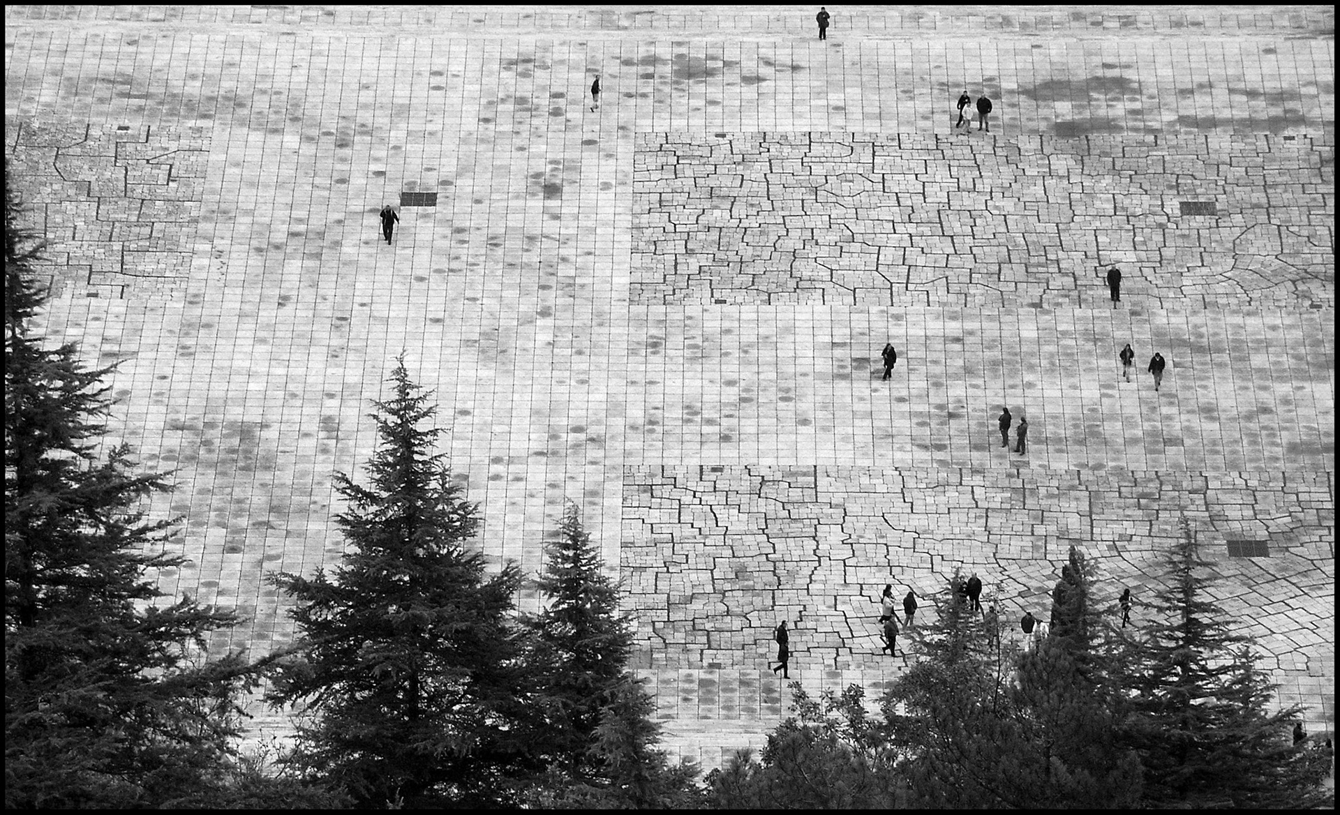 Explanada en el Valle de los Caídos. Ampliar. 100ASA