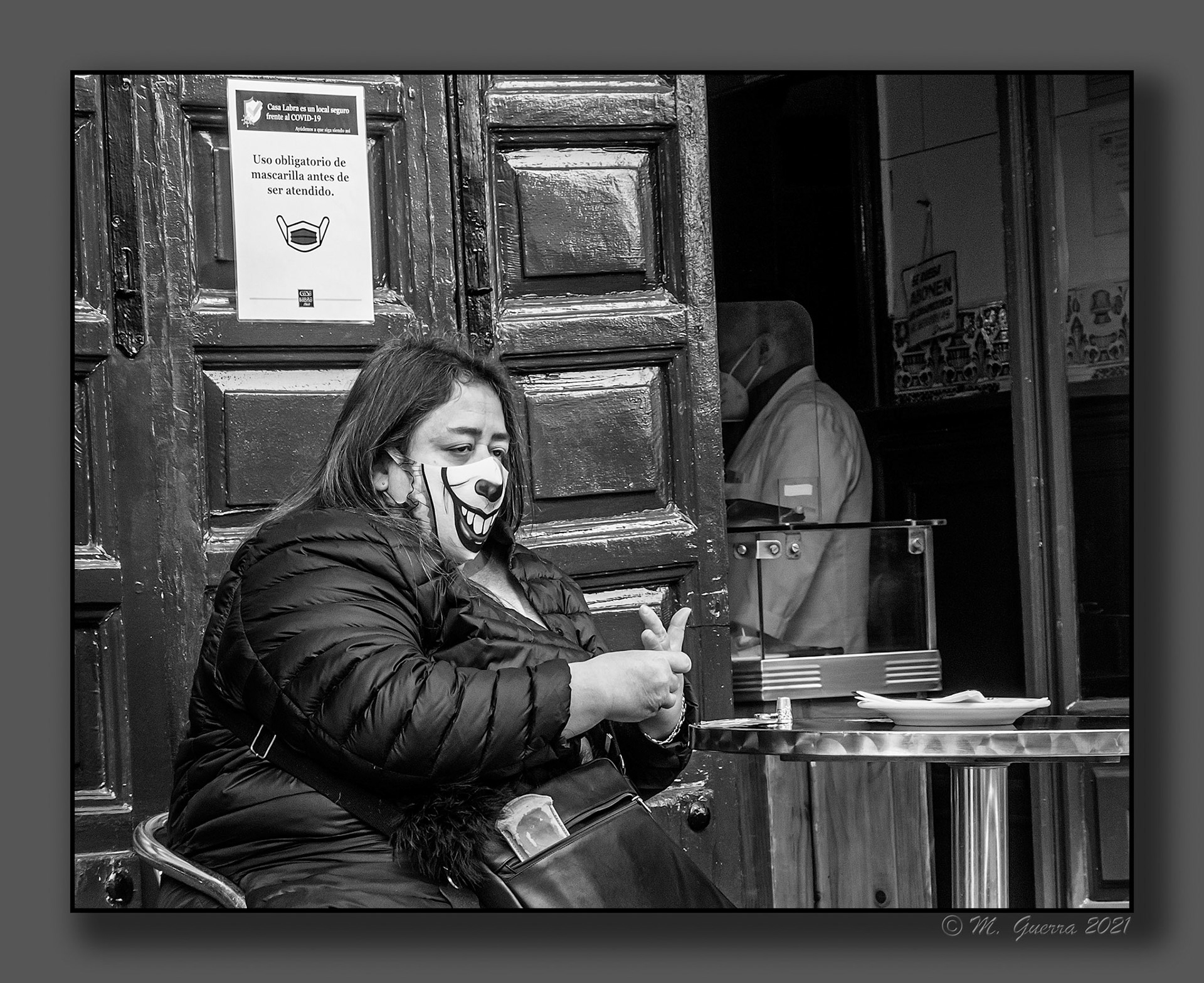 Mujer con mascarilla animal en el bar Labra. 100ASA
