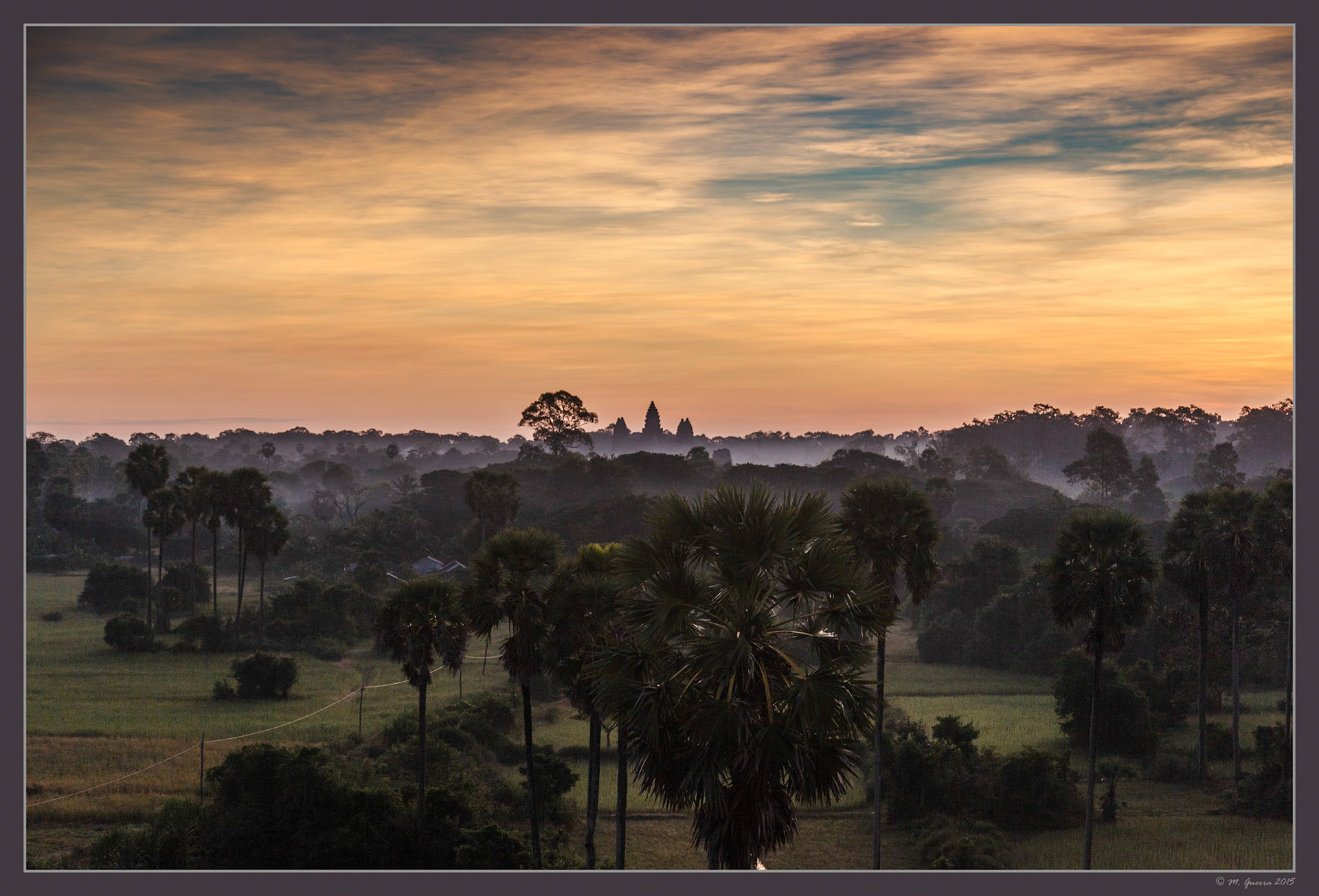 Amanecer en el templo de Angkor Wat desde el globo cautivo. Ampliar