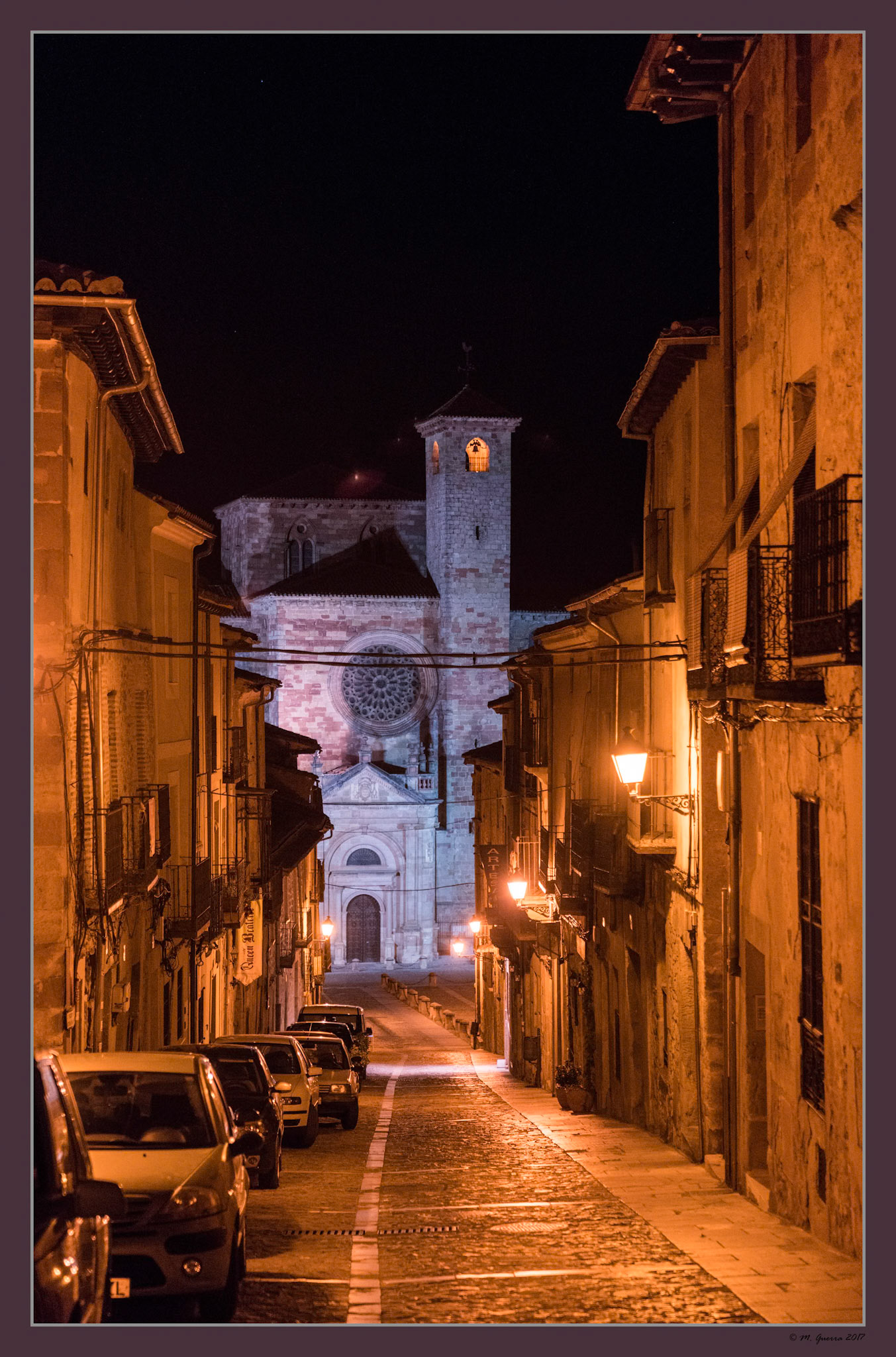 La Catedral de Sigüenza de noche. Ampliar.100ASA