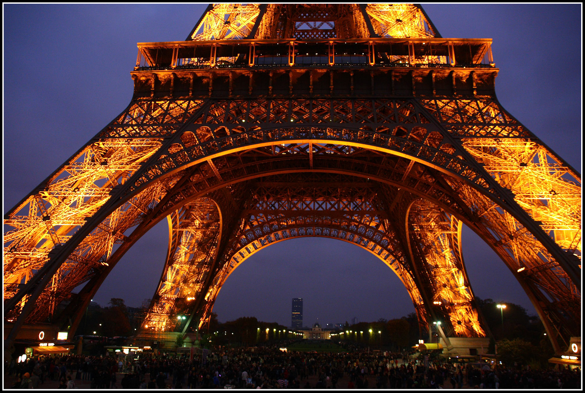 La torre Eiffel iluminada de noche en París. Ampliar