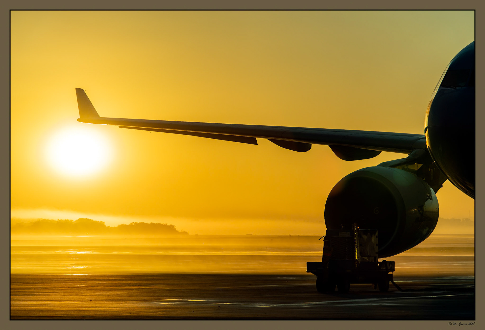Avión en un amanecer en el aeropuerto de Ezeiza en Buenos Aires. Ampliar. 100ASA