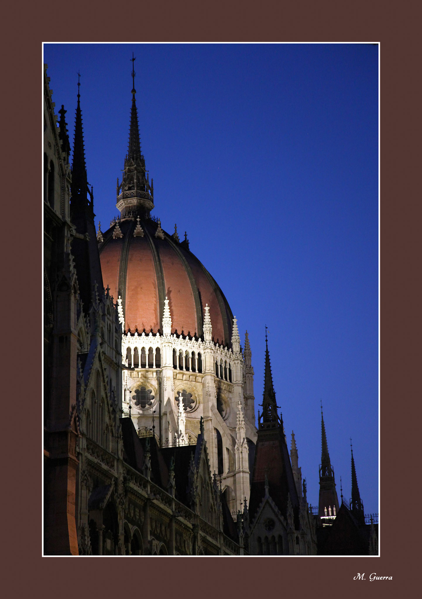 El parlamento de Budapest de noche. Ampliar