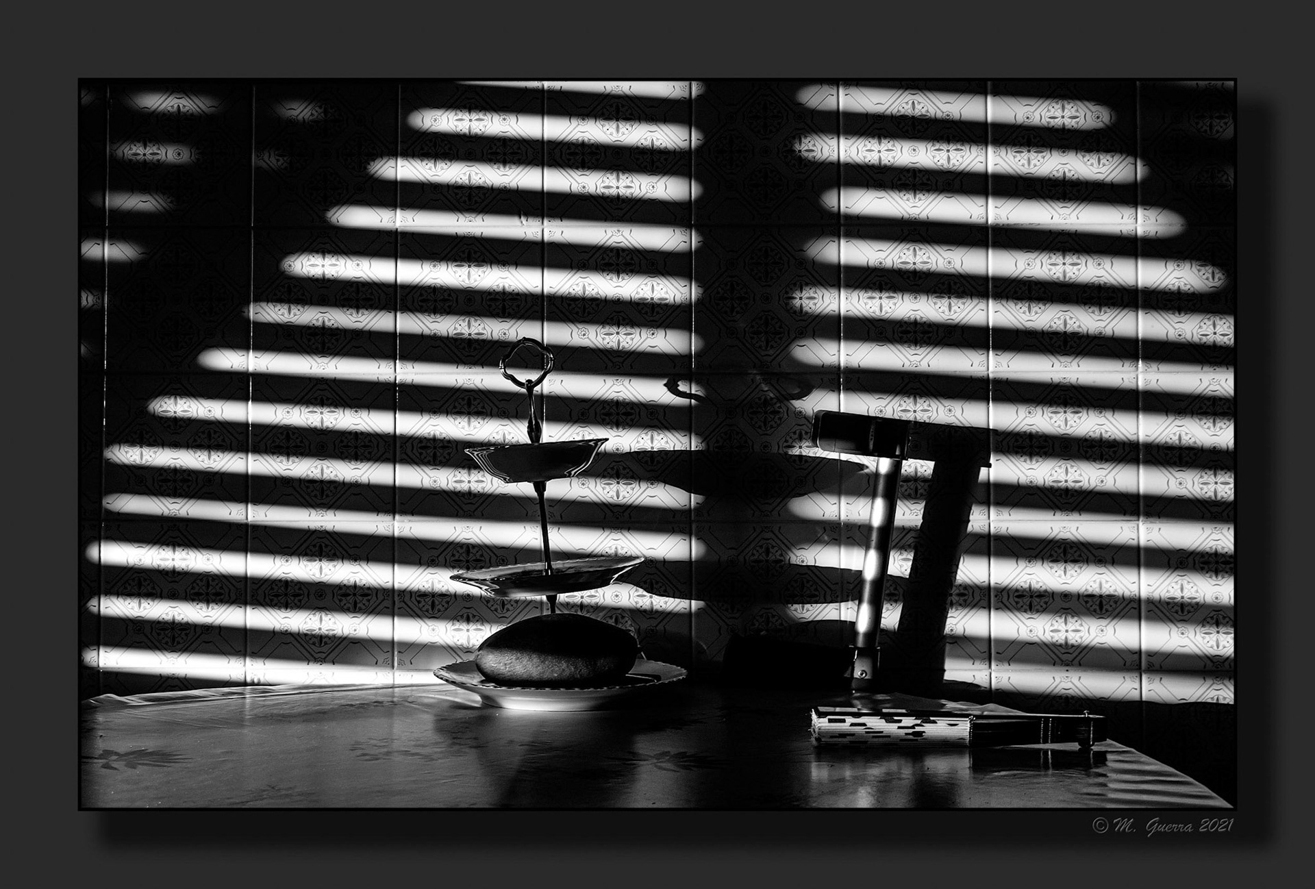 El sol filtrándose por la ventana de la cocina de Zamora