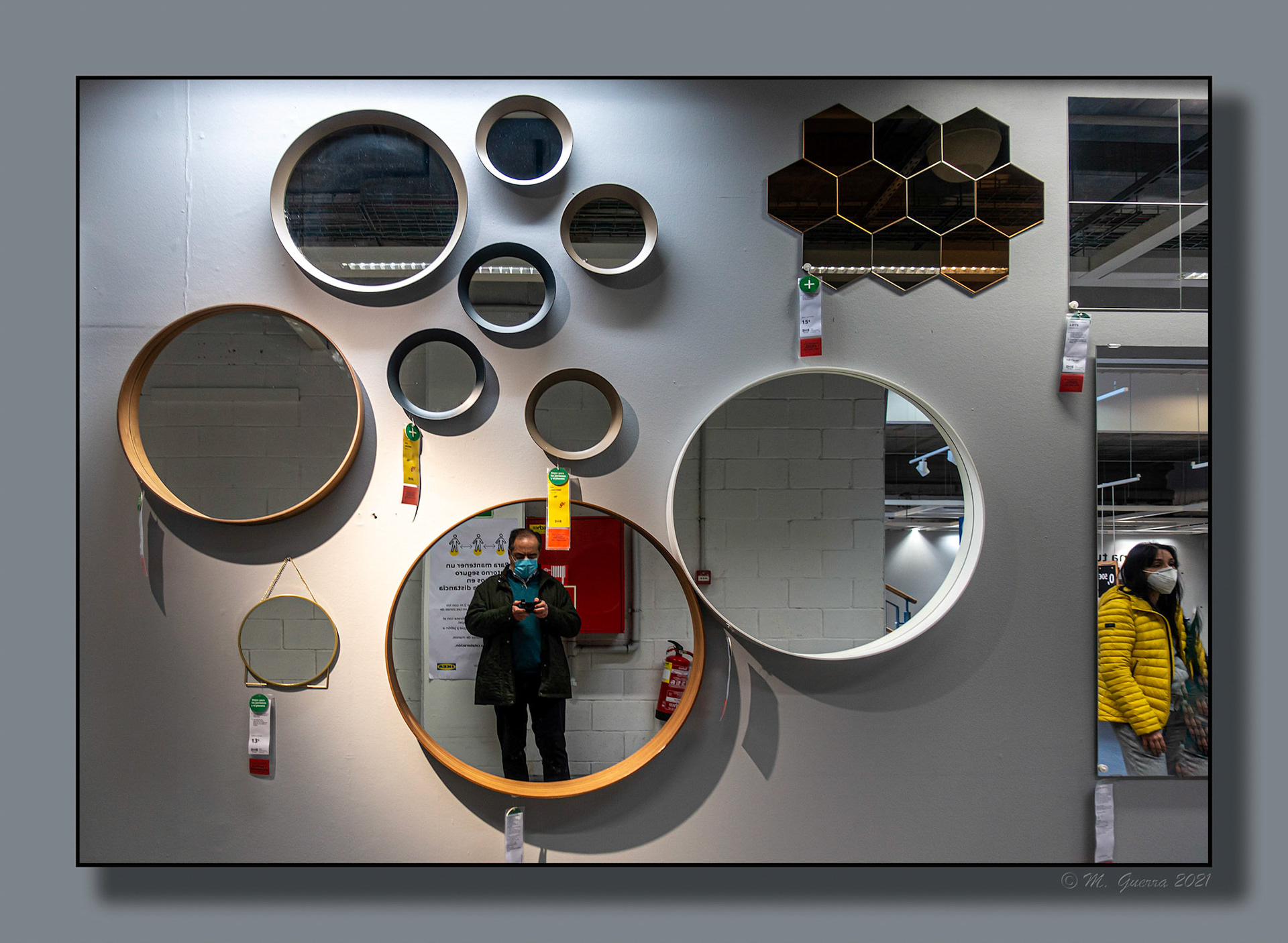 Yo reflejado en un conjunto de espejos circulares en el Ikea del Centro Comercial La Gavia