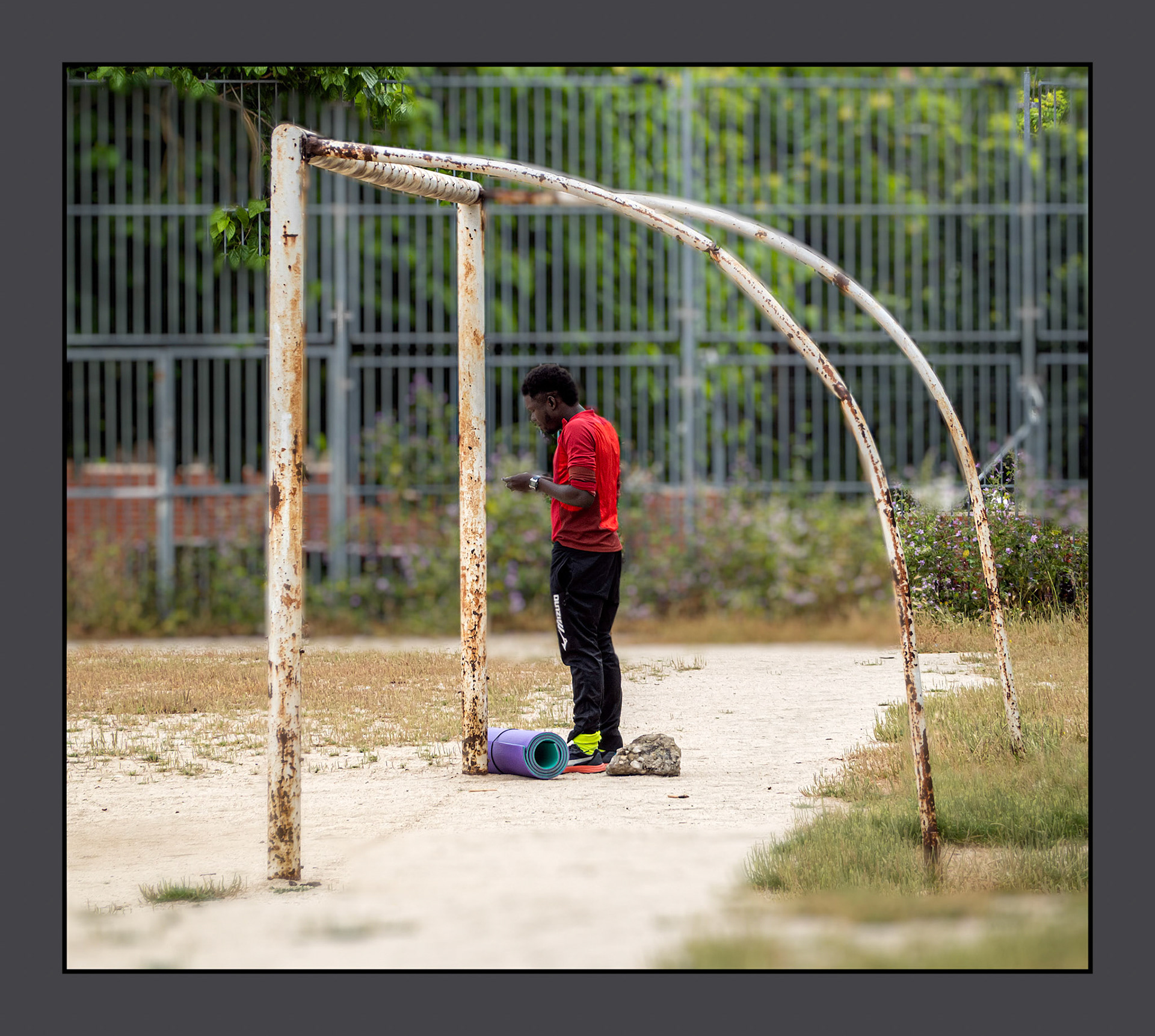 Un negro preparándose para correr en un campo de fútbol