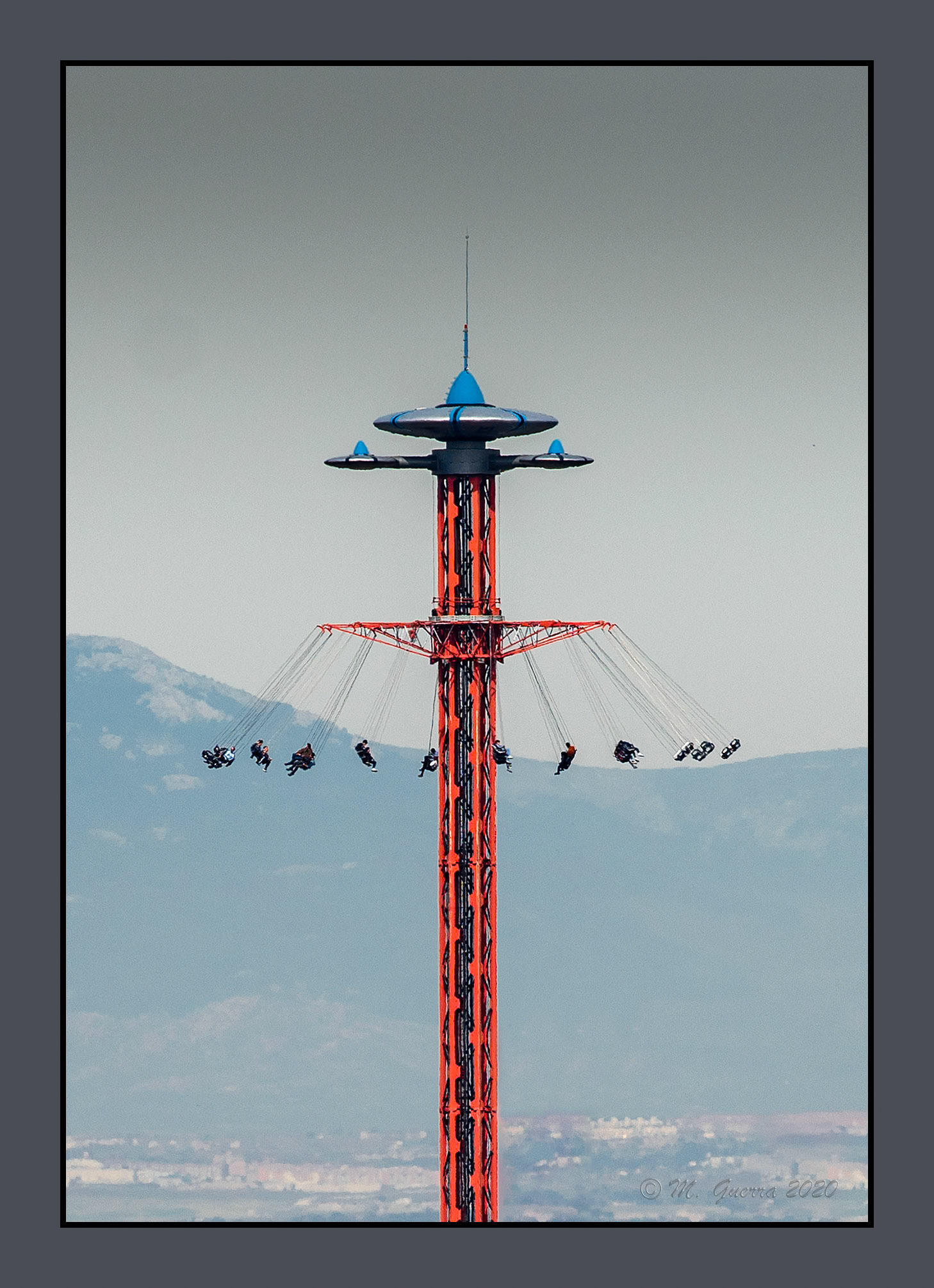 Columpio vertical en el parque de atracciones desde el parque de la cuña de la Latina. Ampliar