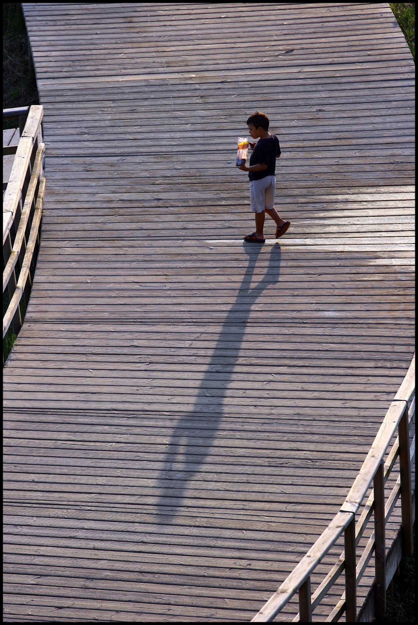 Un niño paseando por la playa de Portonovo. Ampliar