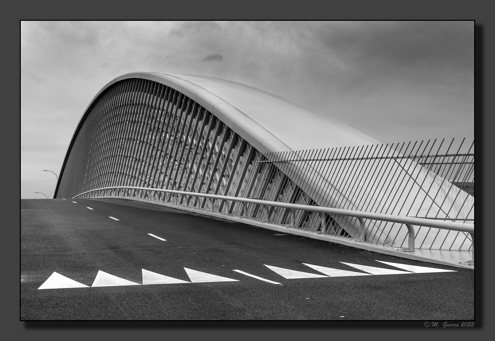 Nuevo puente de acceso a la T4 un día lluvioso. 100ASA