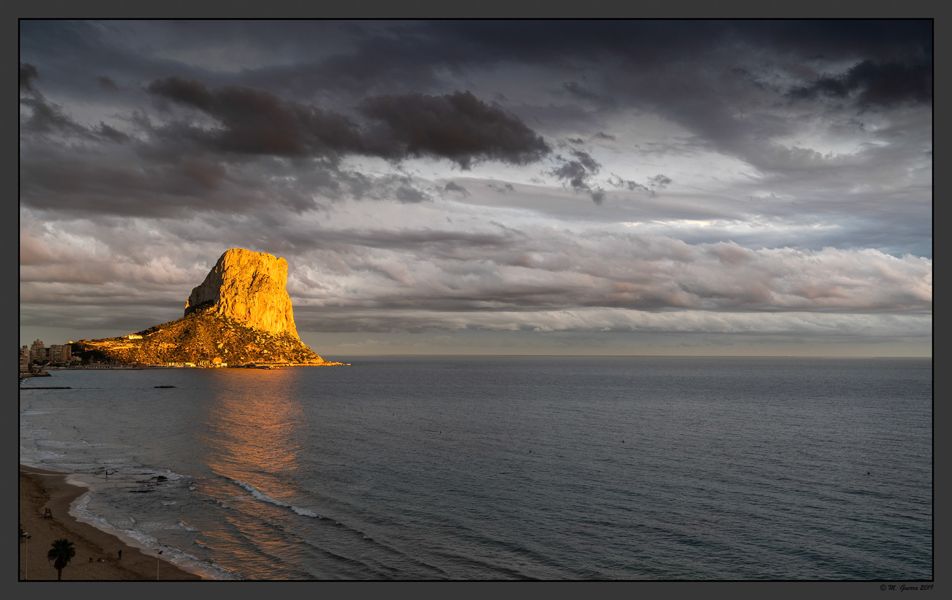 El peñón de Ifach en Calpe con la luz del atardecer. Ampliar. 100ASA