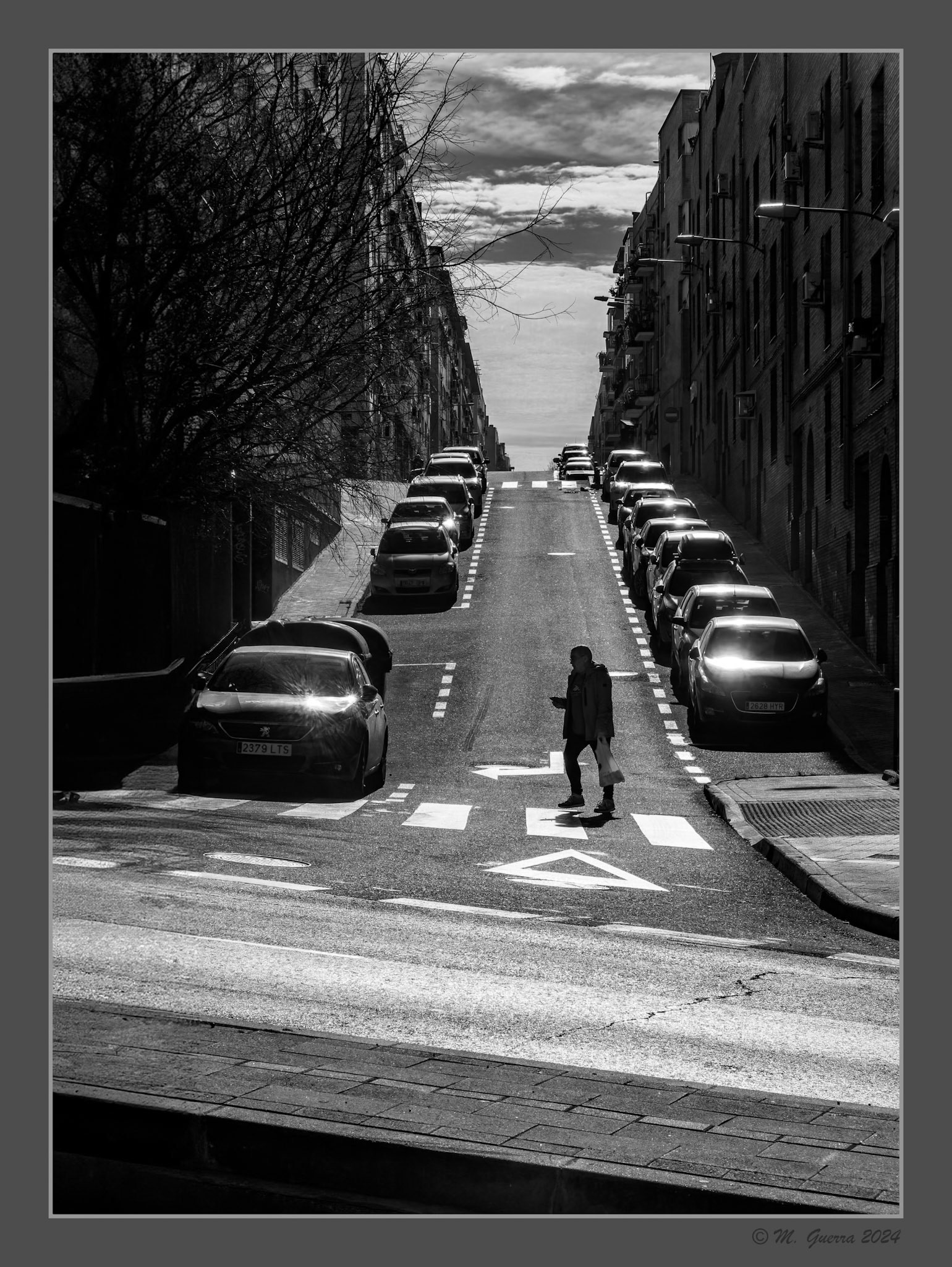 Calle al contraluz en el parque de Agustín Rodríguez Sahagún. 100ASA