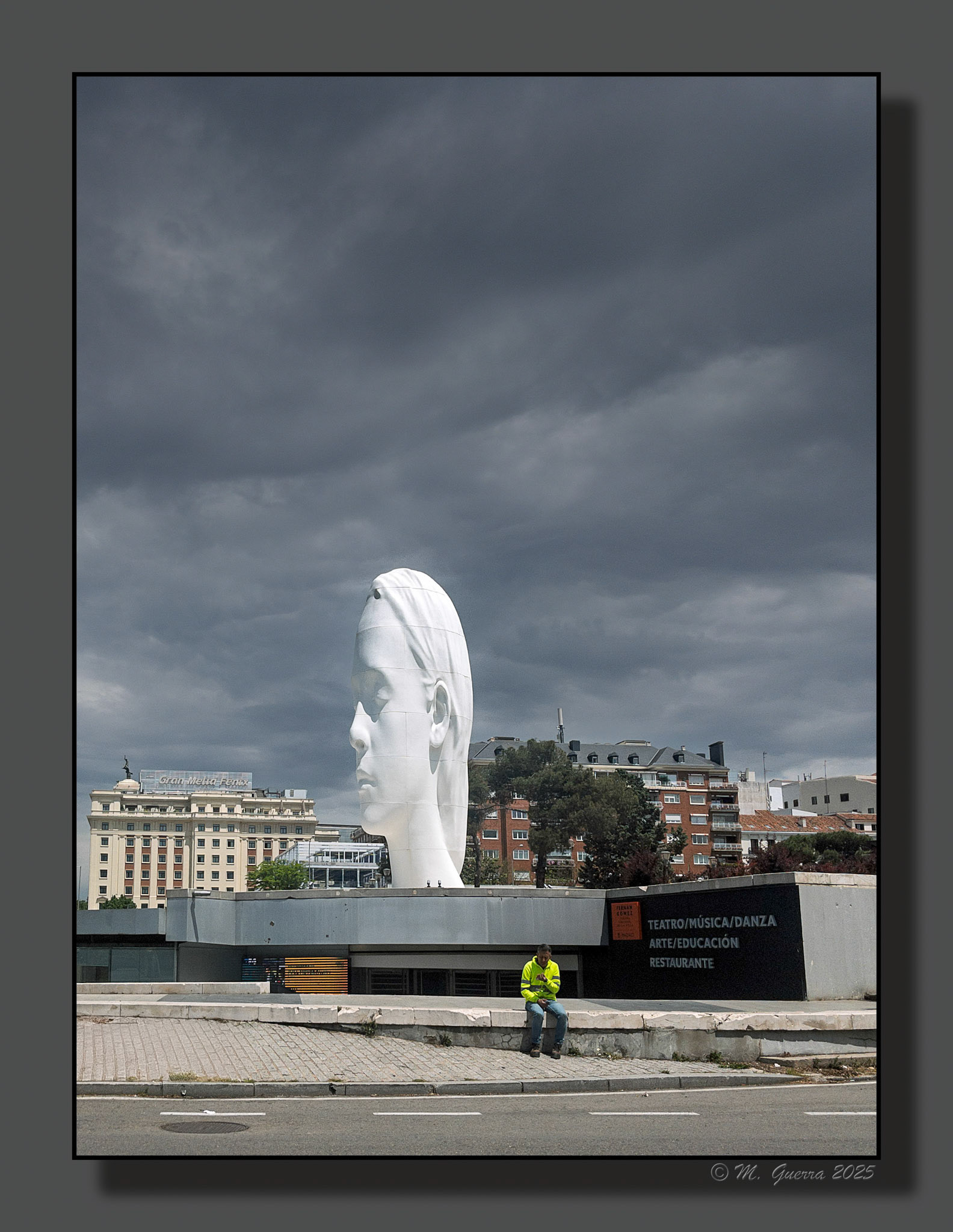 Escultura de la cabeza de una mujer de Jaume Plensa en la plaza de Colón en Madrid