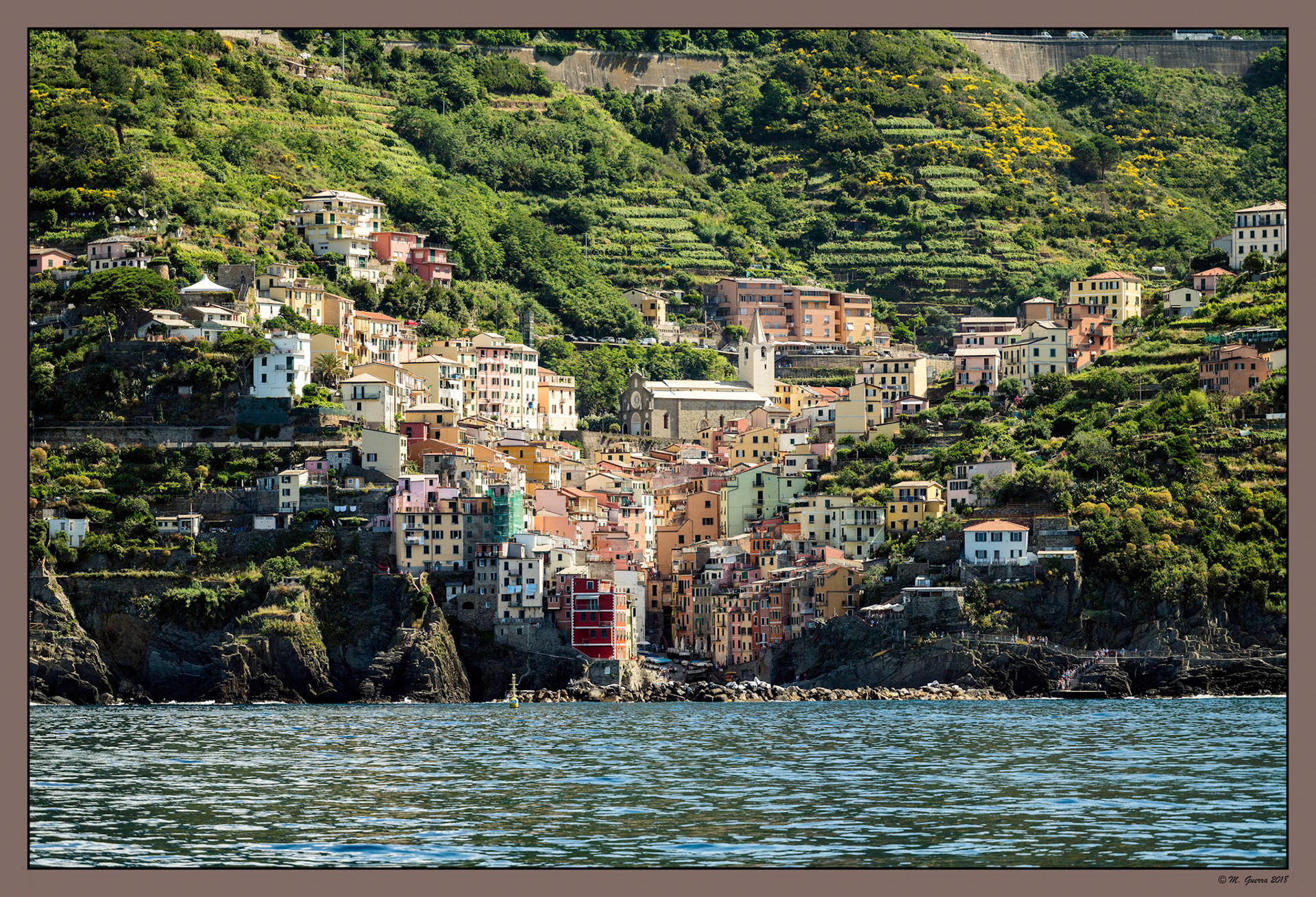 El pueblo de Riomaggiore en Cinqueterre. Ampliar. 100ASA