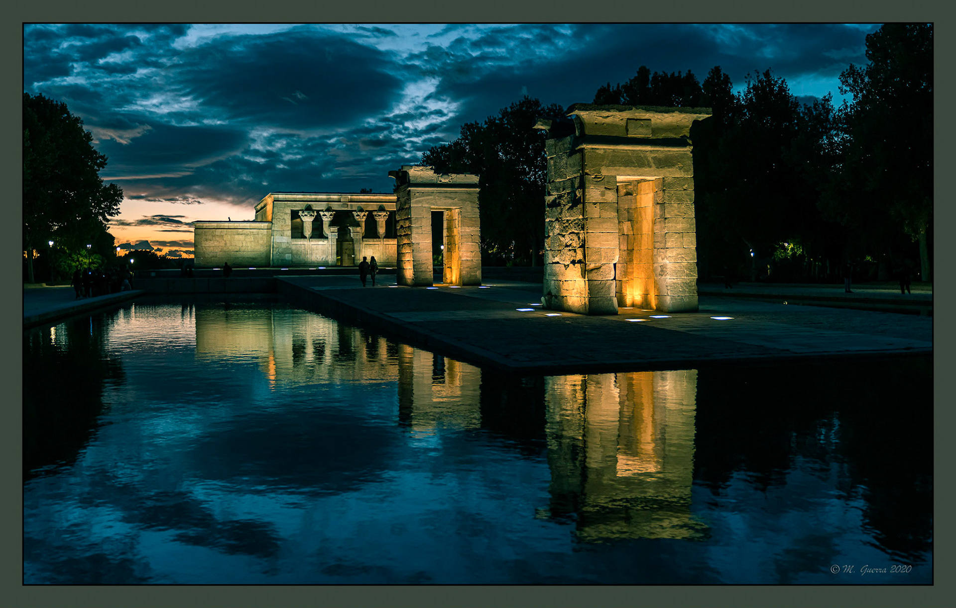 El templo de Debod con luz azul