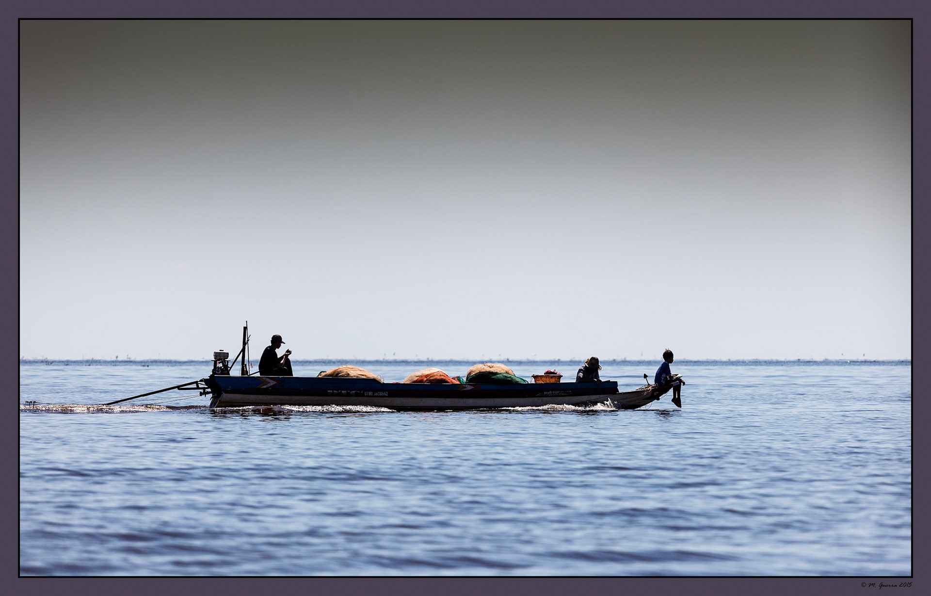 Barca en el lago Tonle Sap. Ampliar. 100ASA
