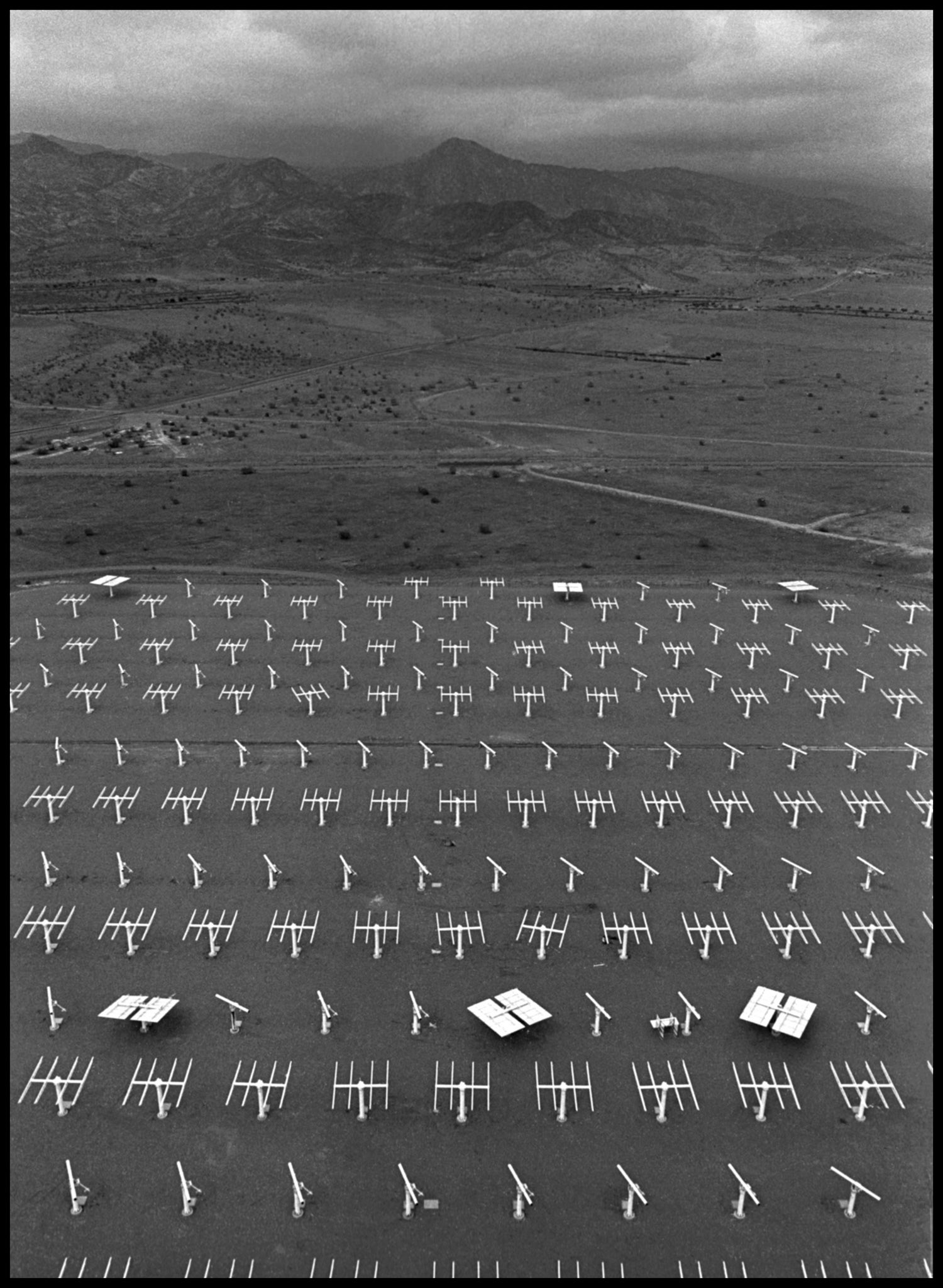El campo de heliostatos de la central solar de Almería antes de colocar los espejos. Ampliar. 100ASA