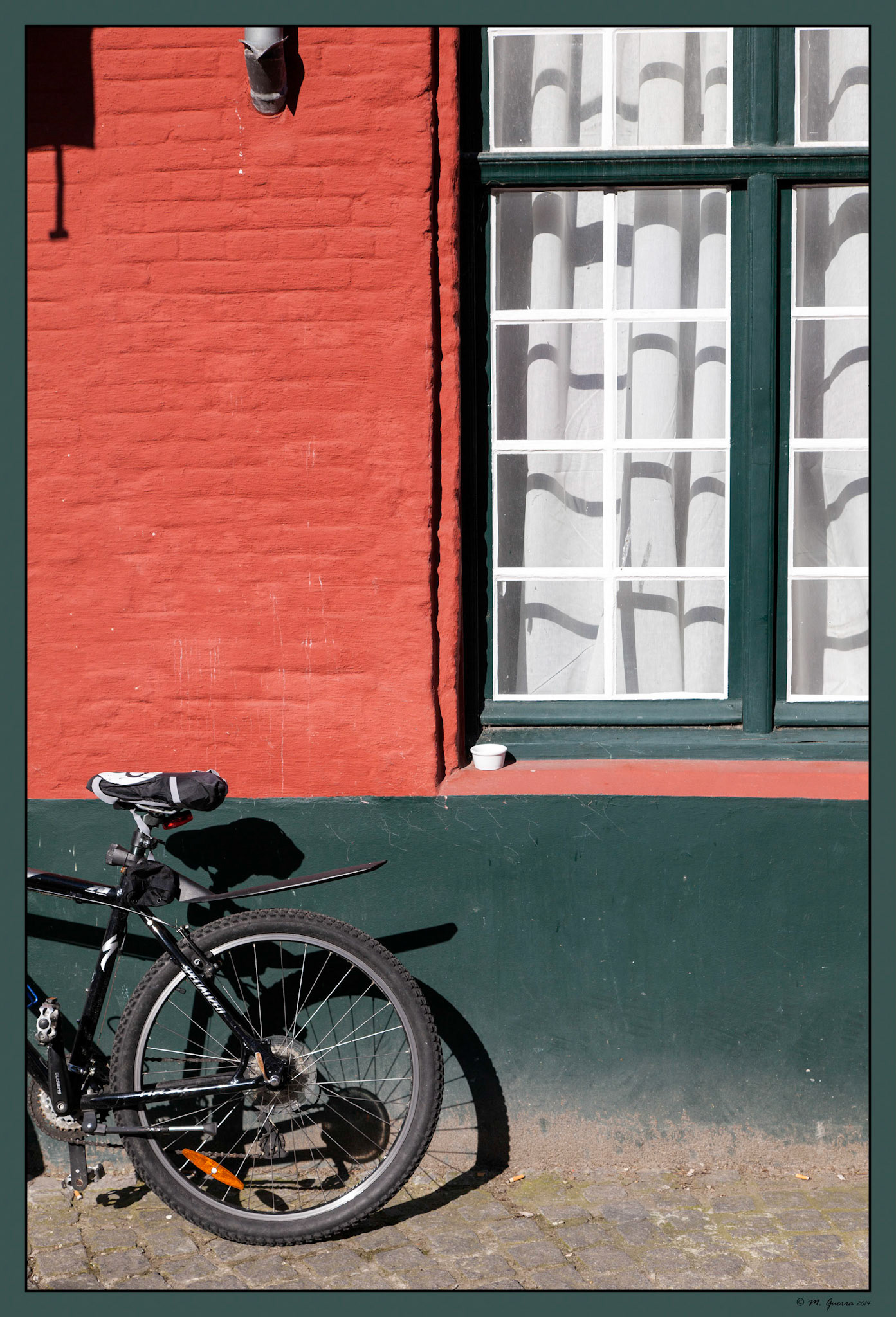 Detalle de bicicleta y ventana en Brujas. Ampliar