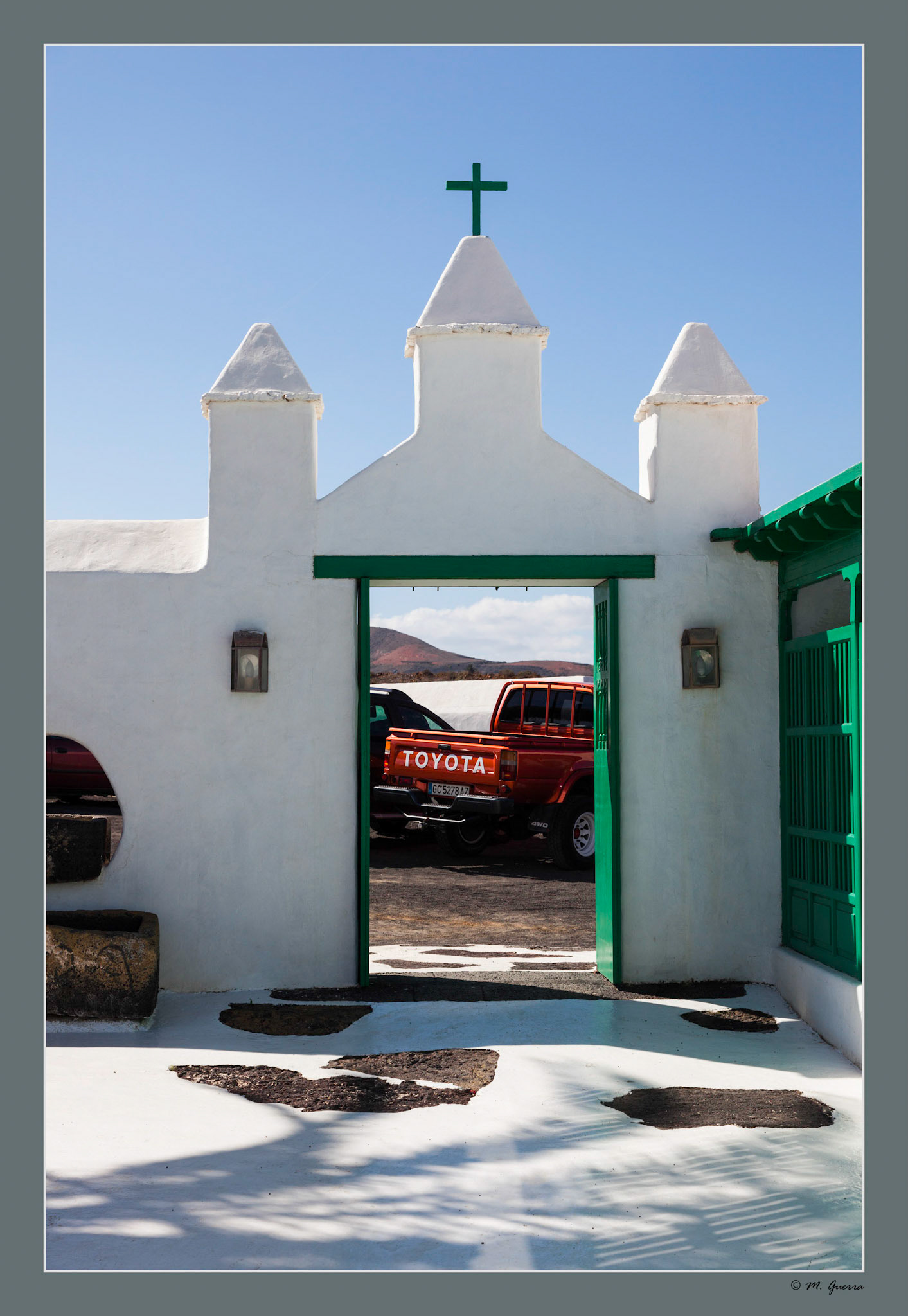 Entrada al bar y a un conjunto de tiendas en El Monumento al Campesino de César Manrique en Lanzarote con un pick-up de Toyota. Ampliar