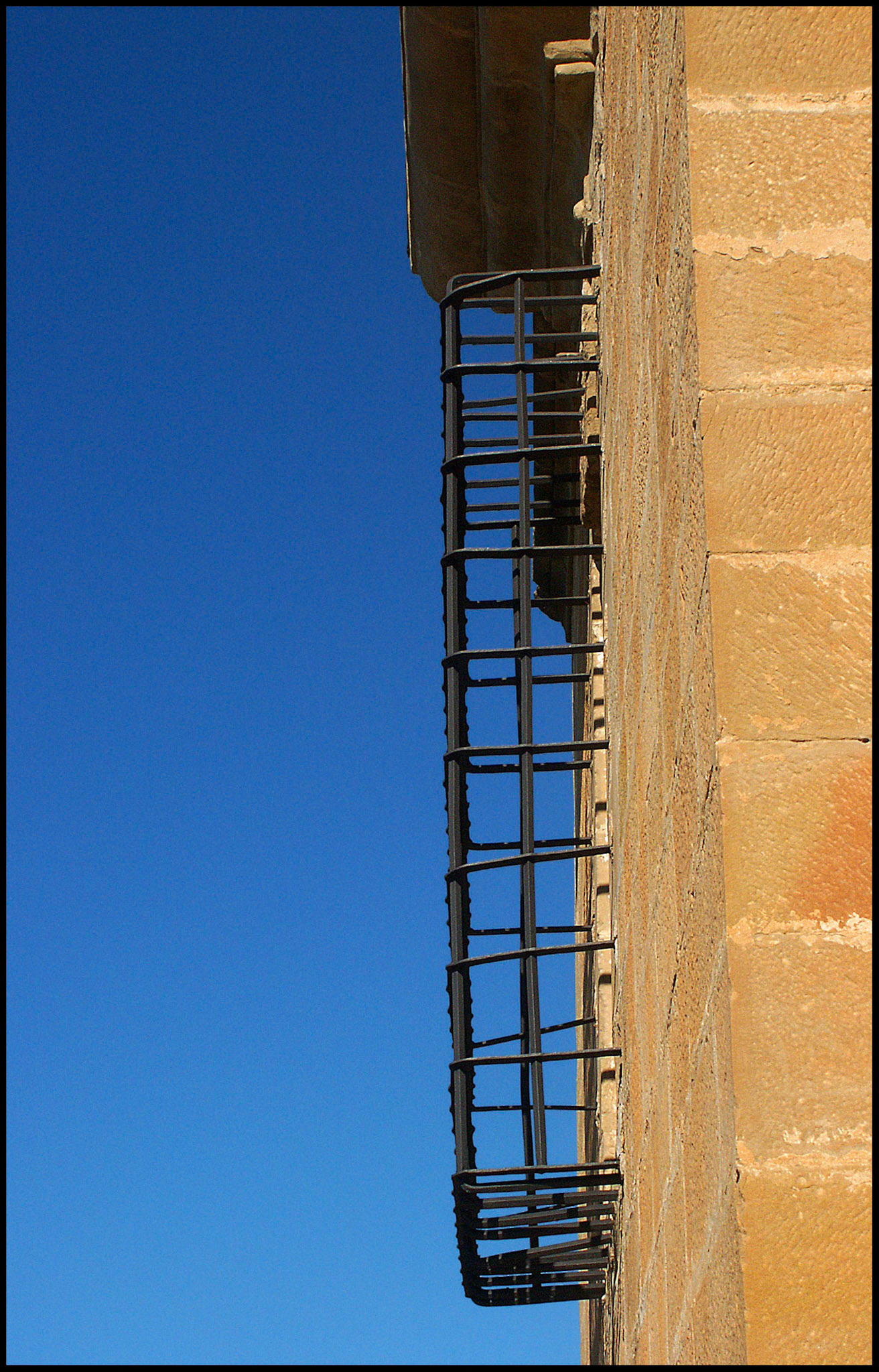 Balcón con rejas de hierro de El Parador de Alcañiz. Ampliar