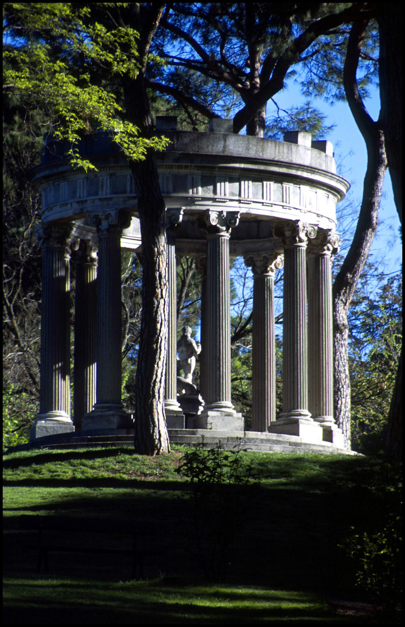 Templete en el Jardín de el Capricho de Madrid. Ampliar