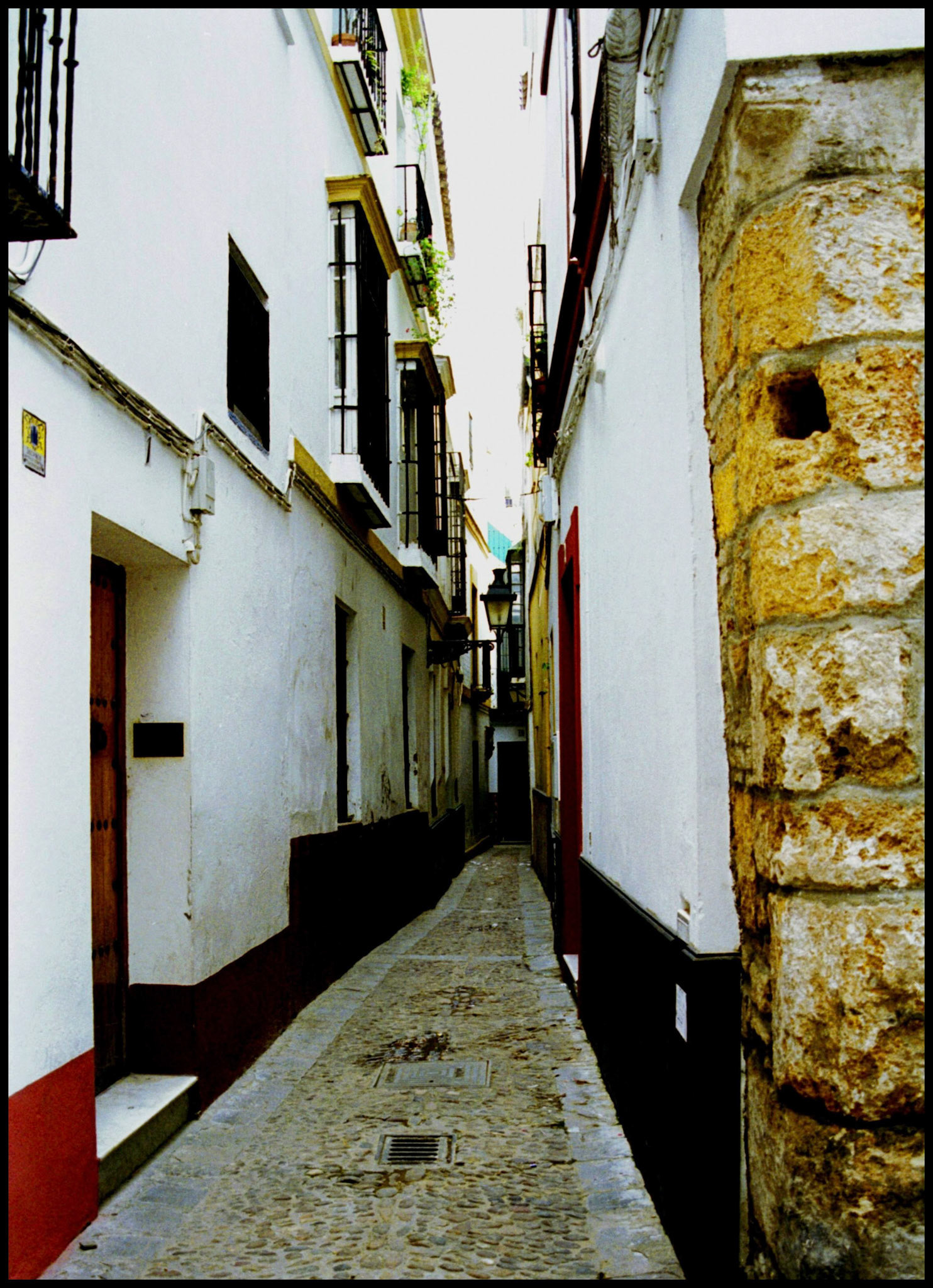 Una calle estrecha del barrio de Santa Cruz en Sevilla. Ampliar