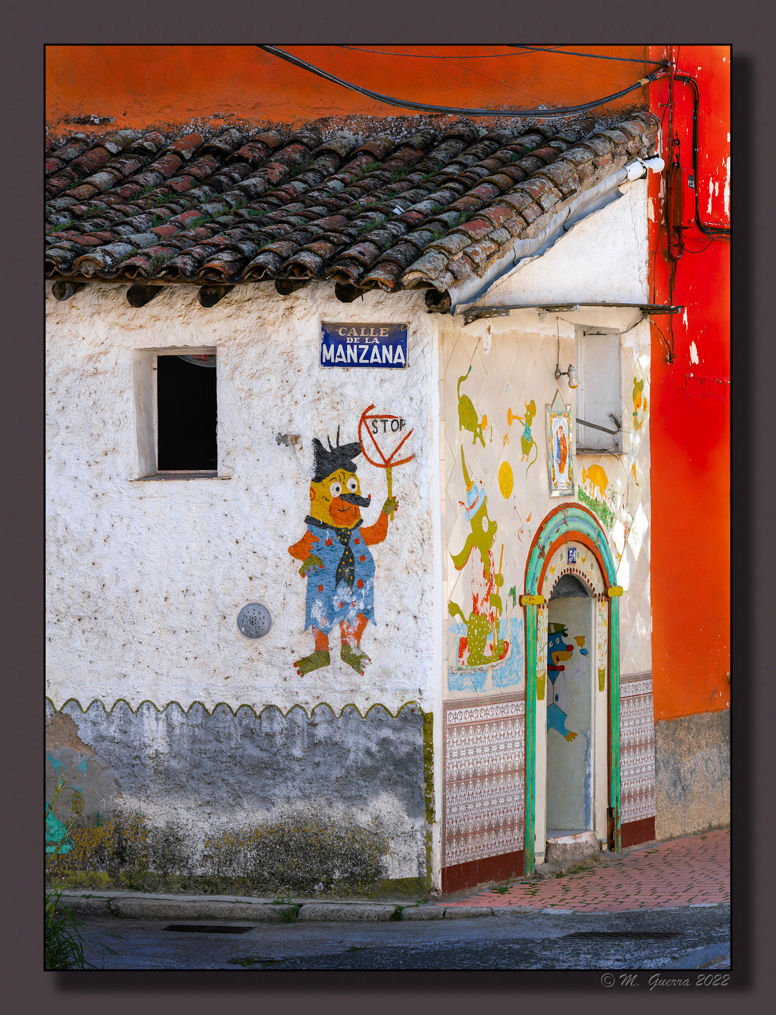 Casa con pintadas no muy buenas de Los Picapiedra en El Tiemblo