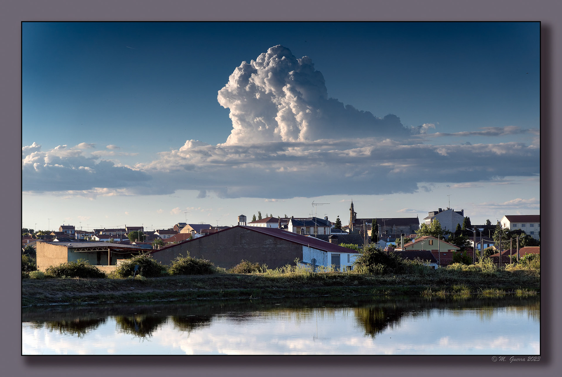 El Pilo de Muga y una nube de tormenta al fondo. 100ASA