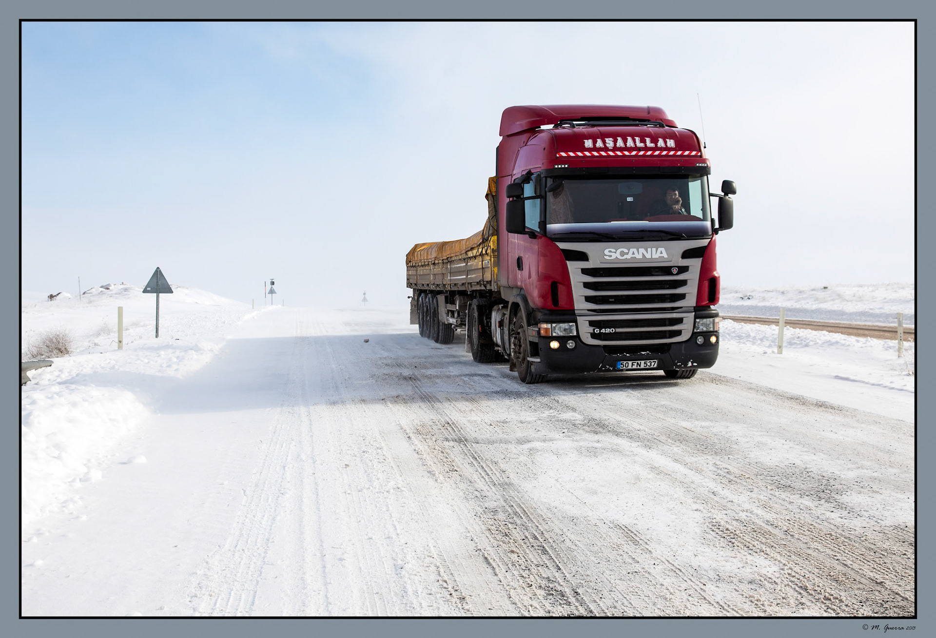 Camión circulando por una carretera nevada en Capadocia cerca de Alayhani. Ampliar. 100ASA