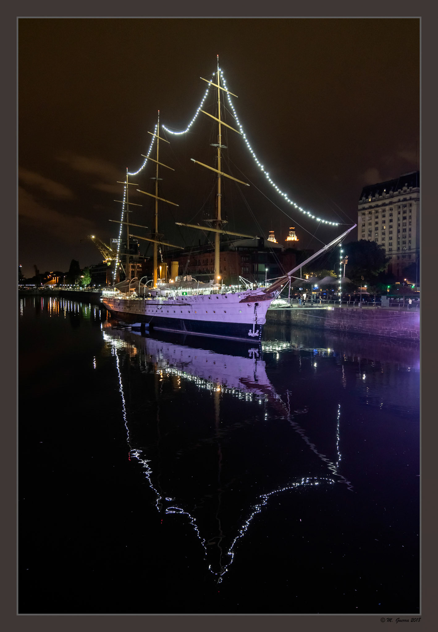Fragata en Puerto Madero en Buenos Aires. Ampliar. 100ASA