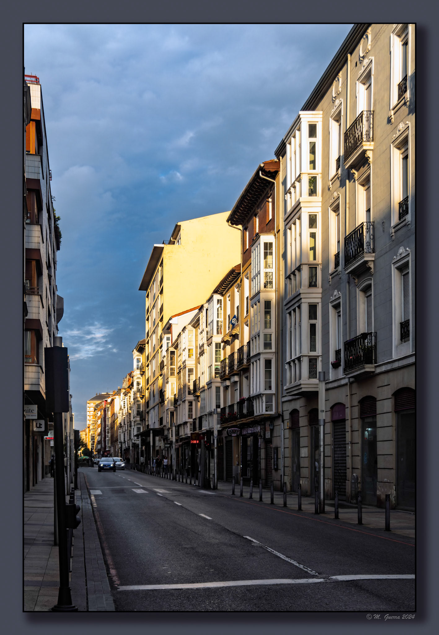 Atardecer en una calle de Vitoria