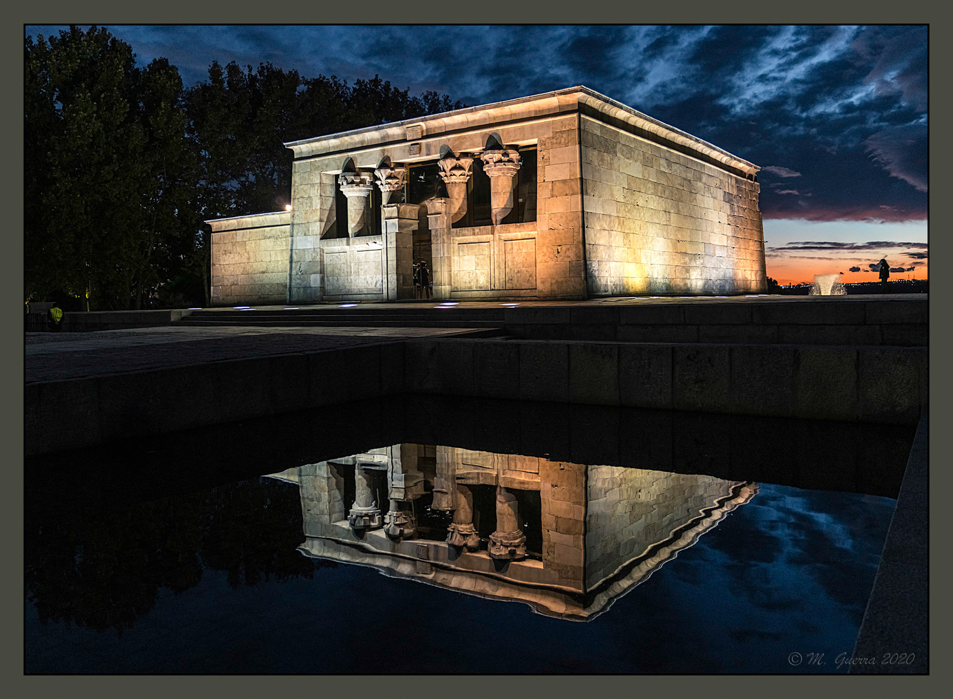 El templo de Debod con luz azul
