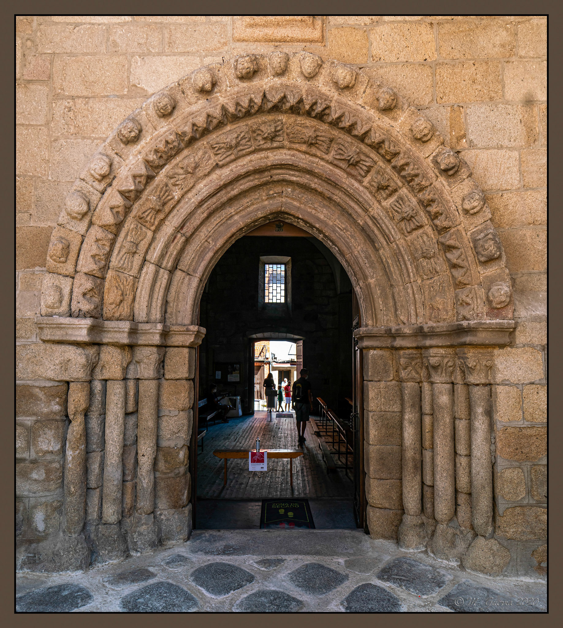 Pórtico de la iglesia de Fermoselle. Ampliar