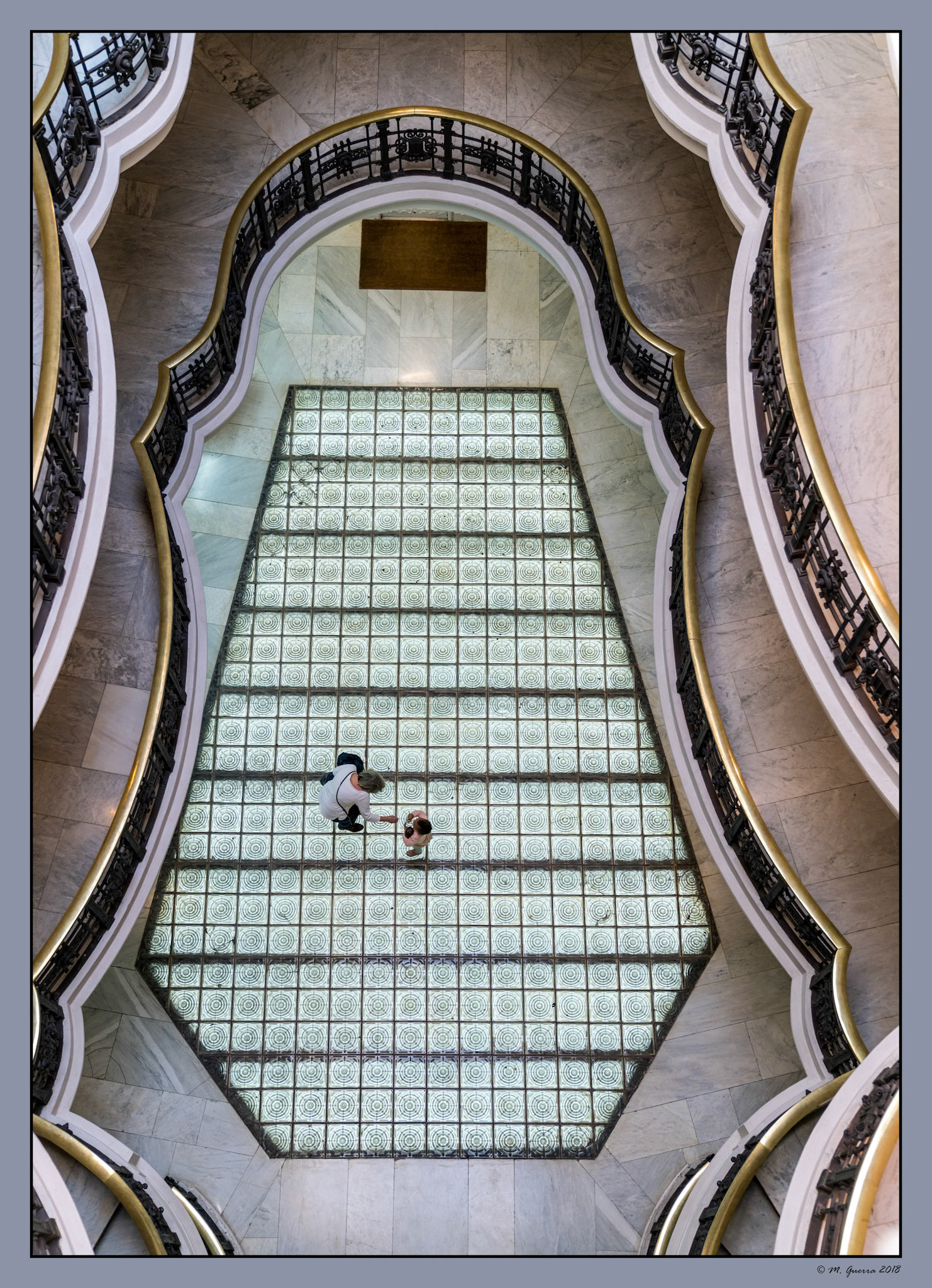 Isabel sobre un Suelo de vidrio y escalera en El primer centro comercial de Madrid. Ampliar. 100ASA