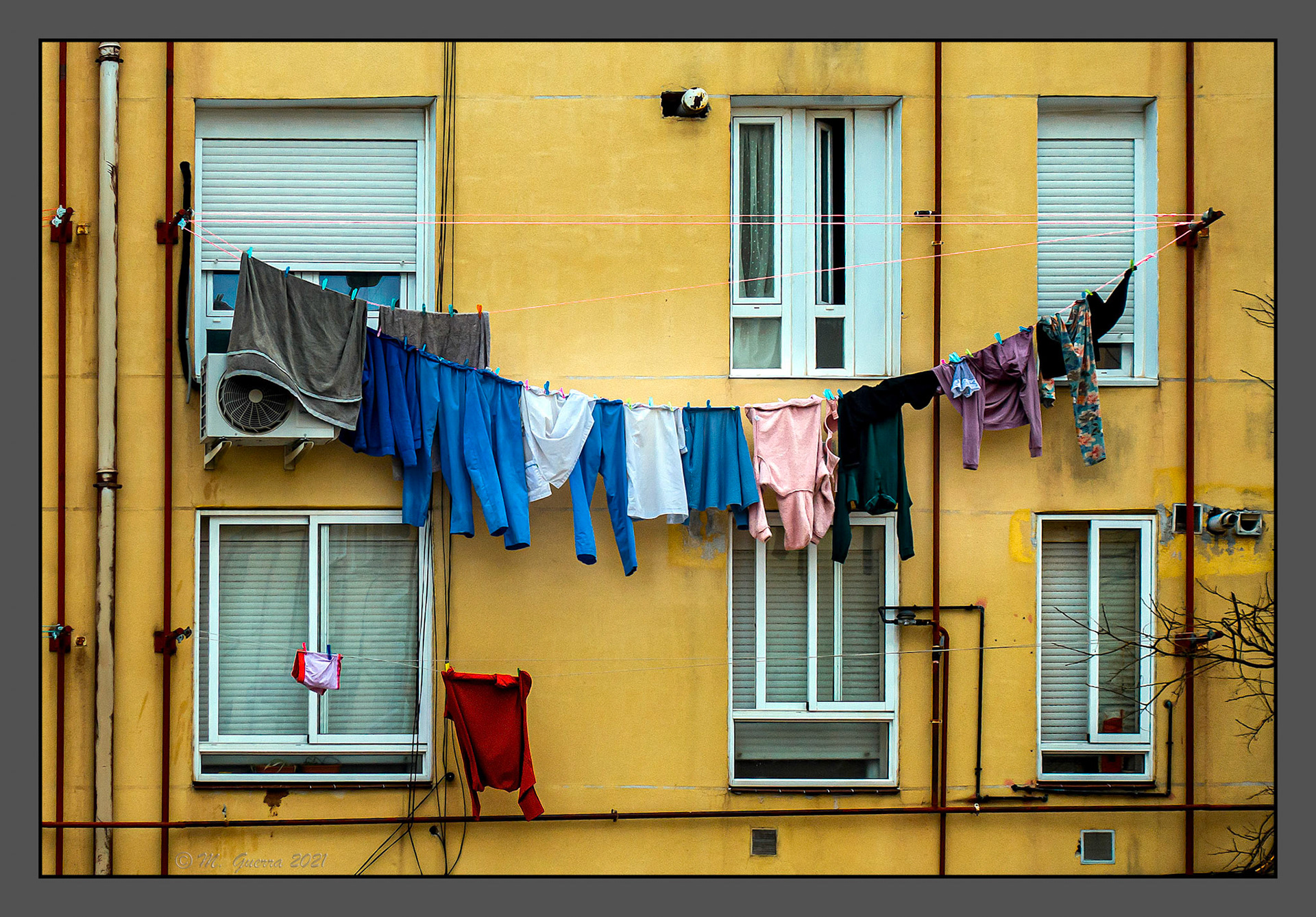 Ropa tendida en una casa