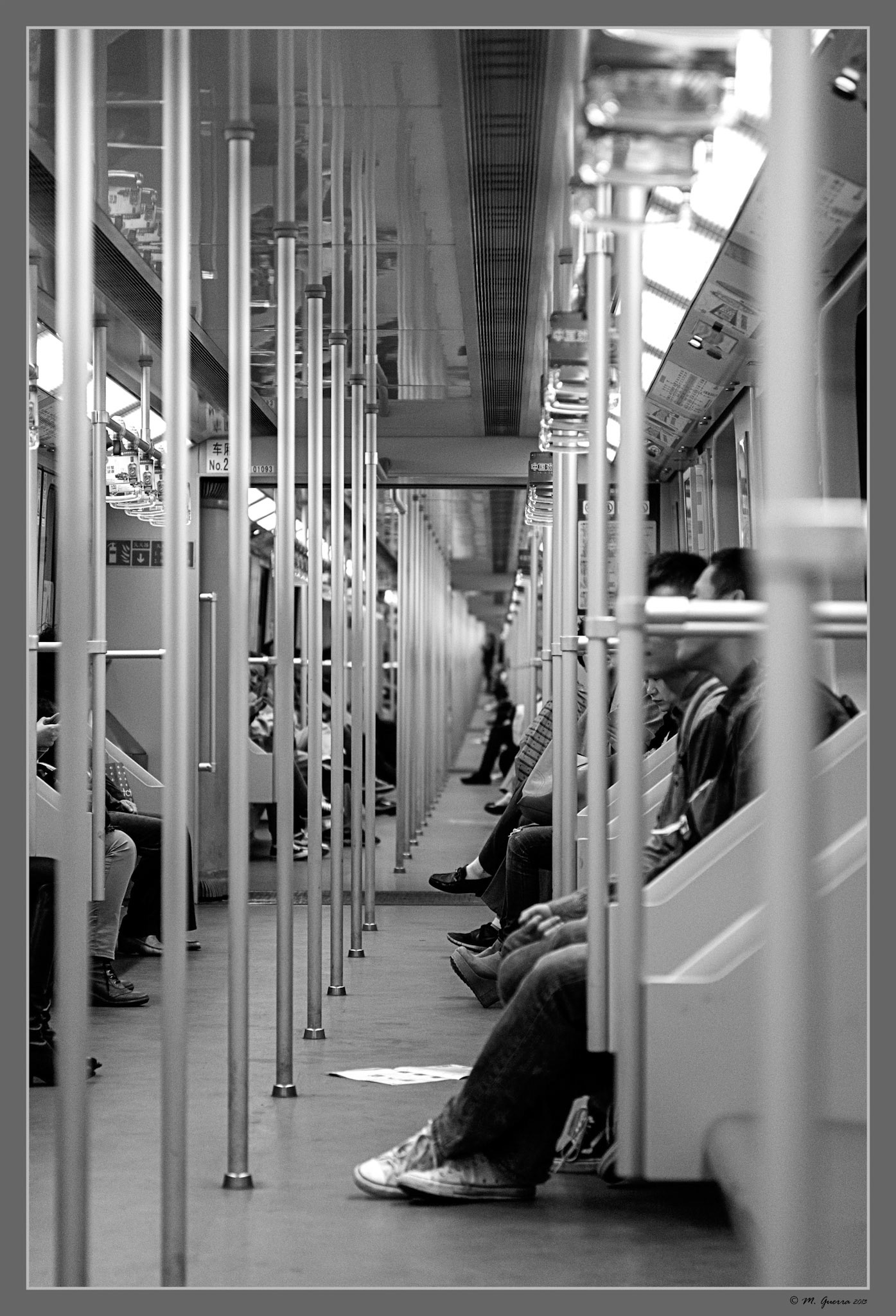 Interior de los vagones del metro de Shanghai. Ampliar. 100ASA
