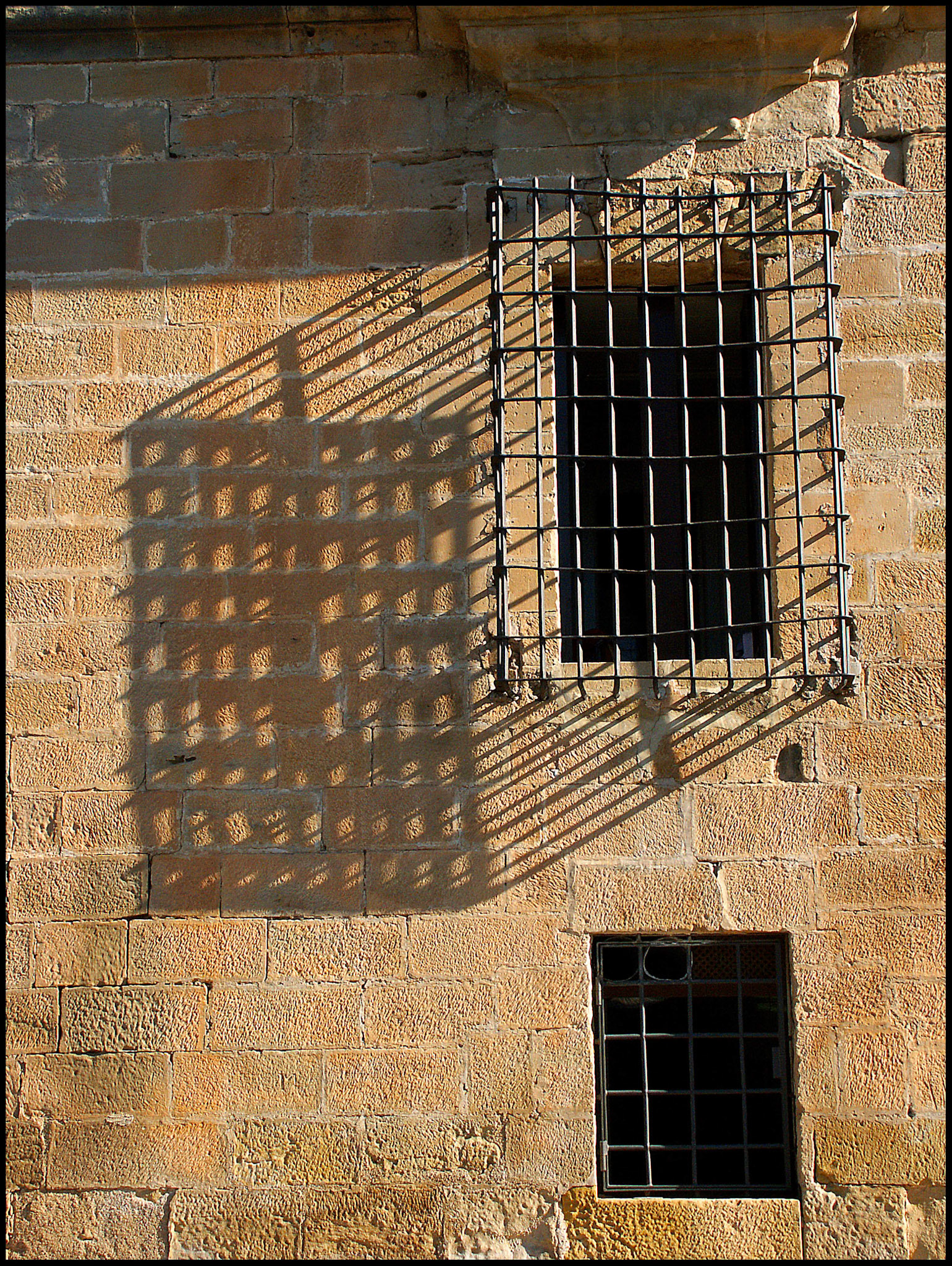 Ventana con rejas de hierro de El Parador de Alcañiz. Ampliar. 100ASA