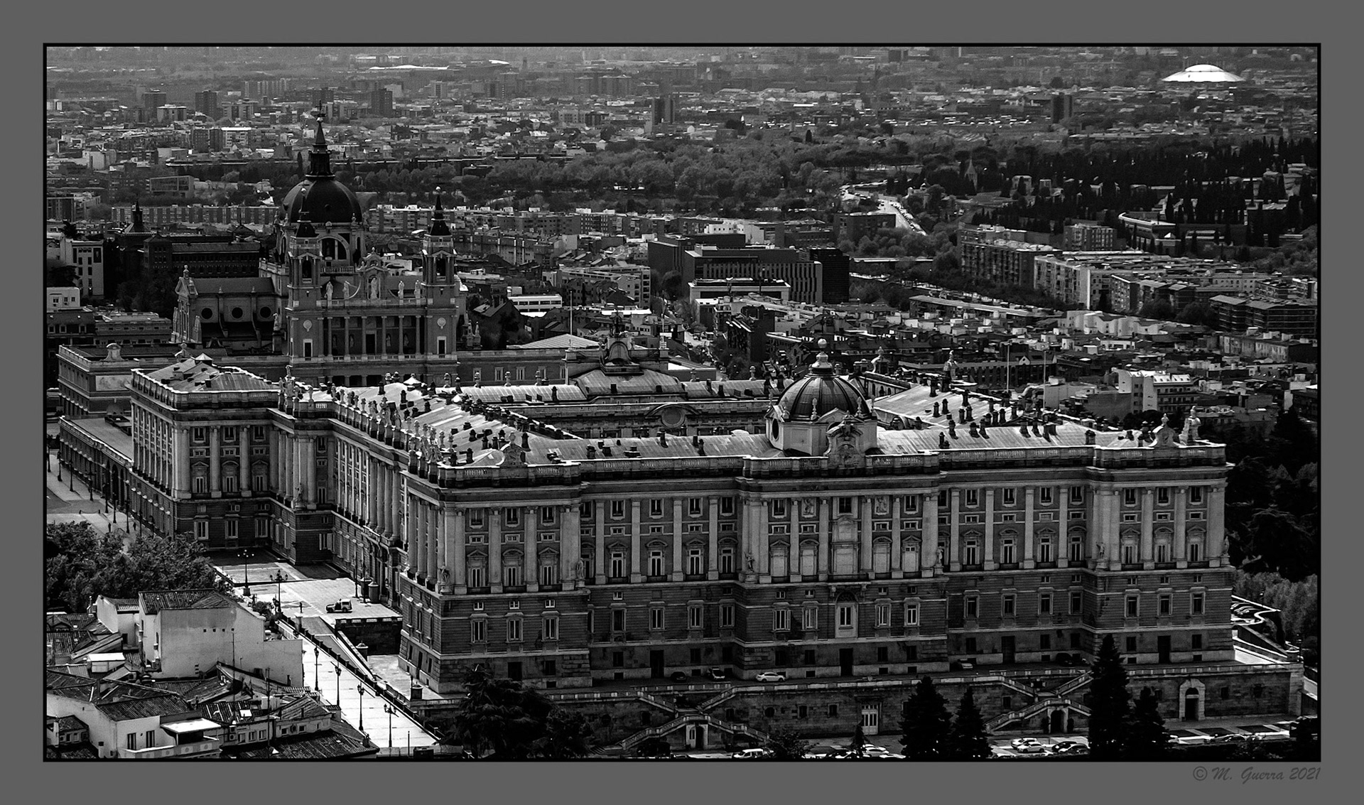 El Palacio Real y la catedral de la Almudena desde el Hotel Riu de Plaza de España