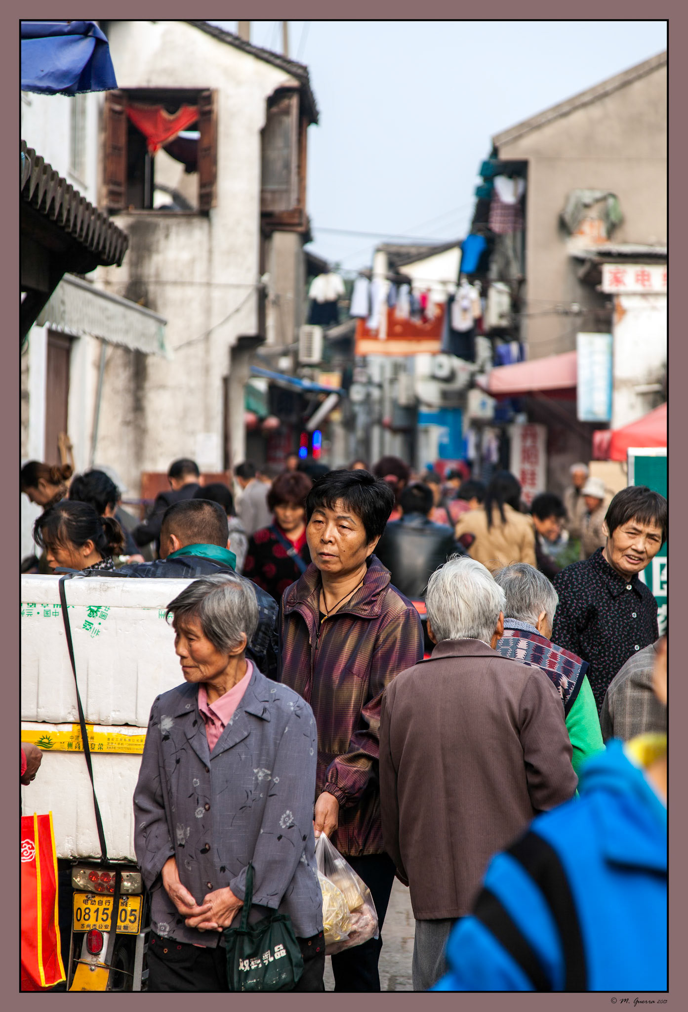Clientes en un mercado de Suzhou. Ampliar
