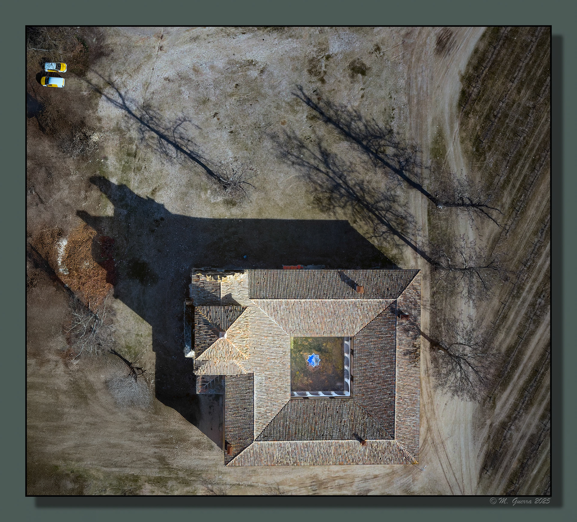 Antiguo monasterio en Villamanrique de Tajo desde el dron