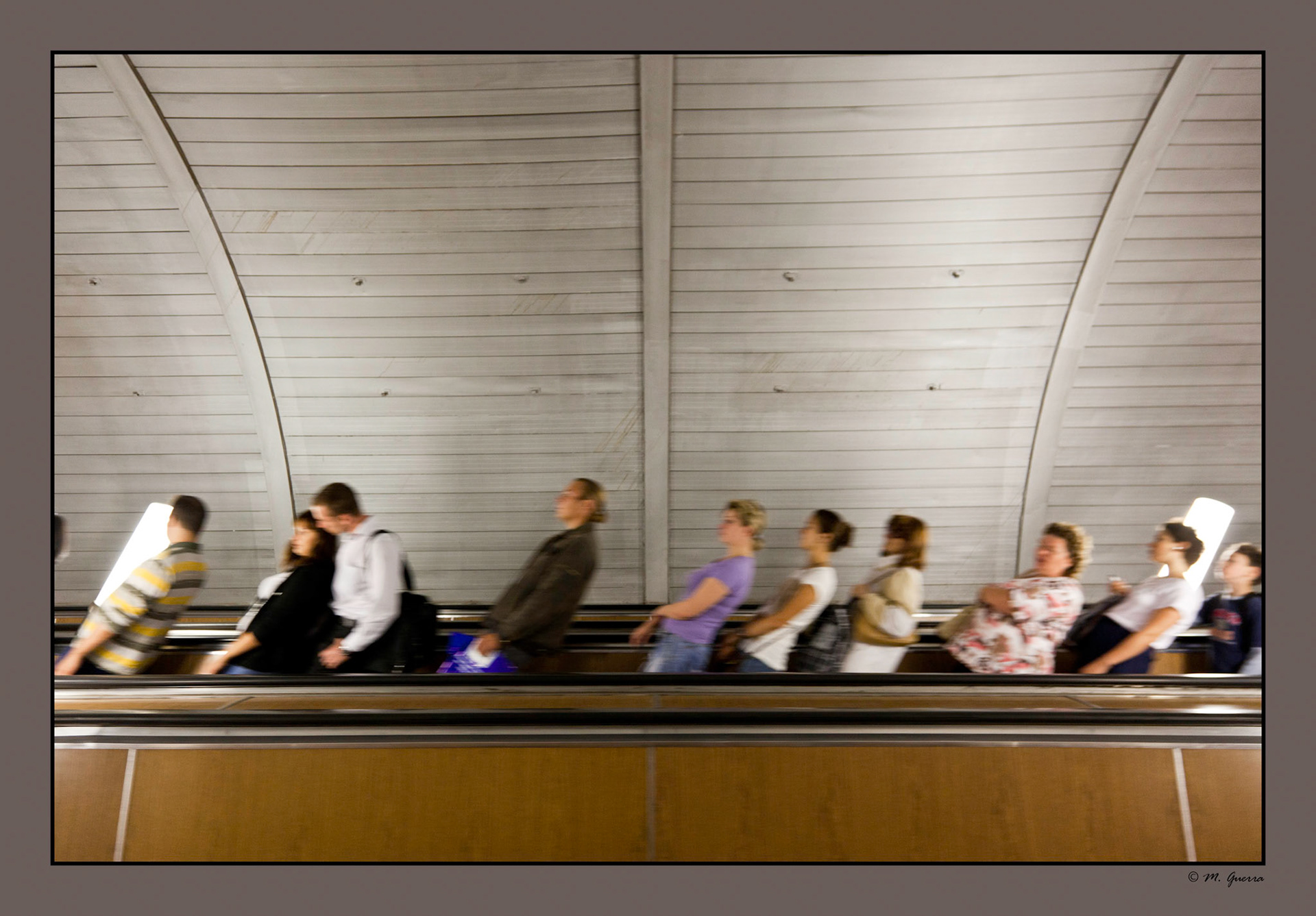 Grupo de pasajeros bajando por una escalera en el Metro de Moscú y girados para que parezca que están inclinados. Presentada con el título de "equilibrio inestable" en el concurso Caminos de Hierro de 2011. Seleccionada. Ampliar