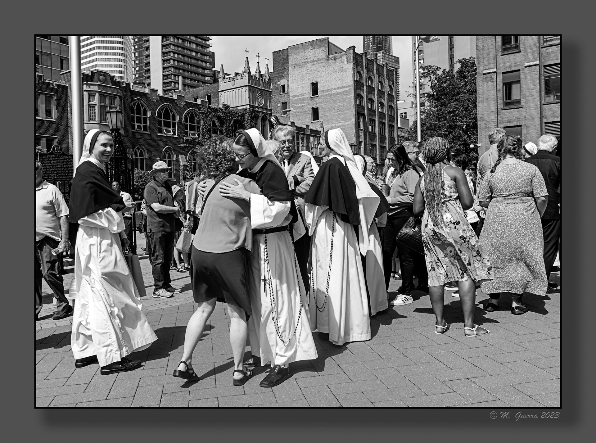 Congregación de monjas Hermanas por la Vida a la puerta de la Catedral de Toronto. 100ASA