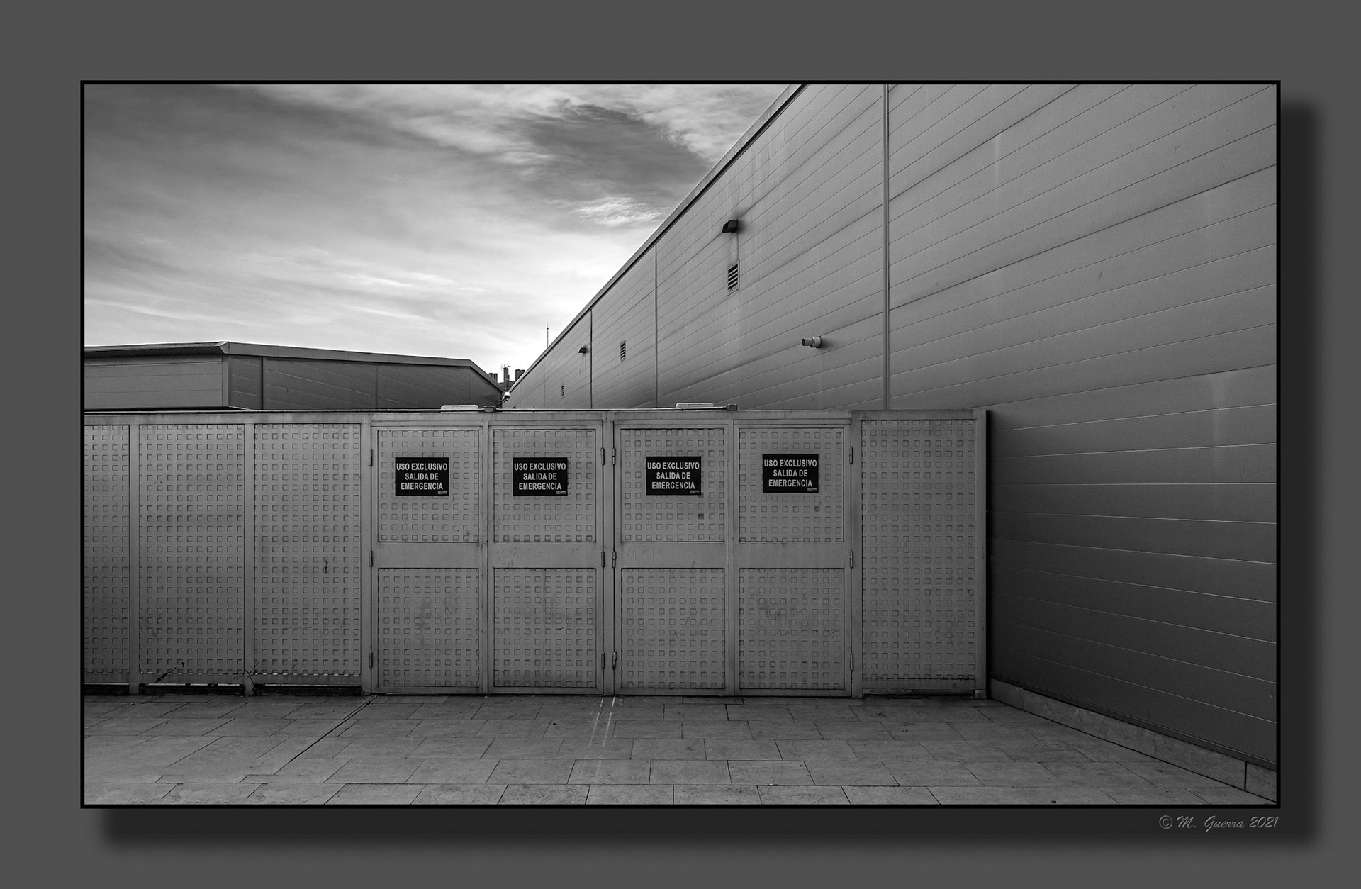 Puertas de emergencia en el Centro Comercial La Gavia