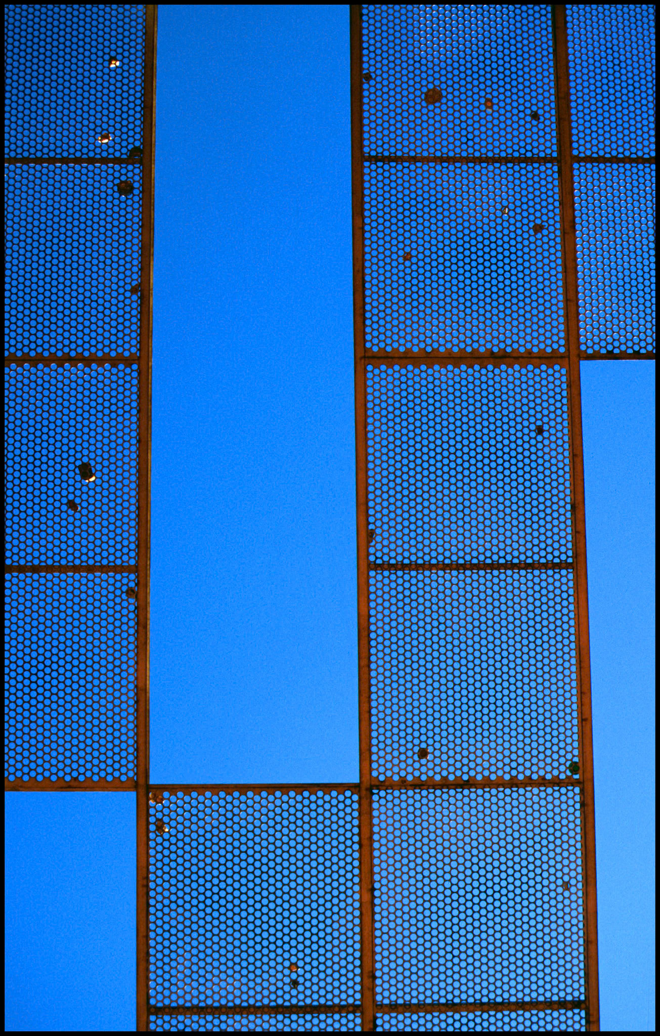 Rejas con piedras en Madrid. Ampliar. 100ASA