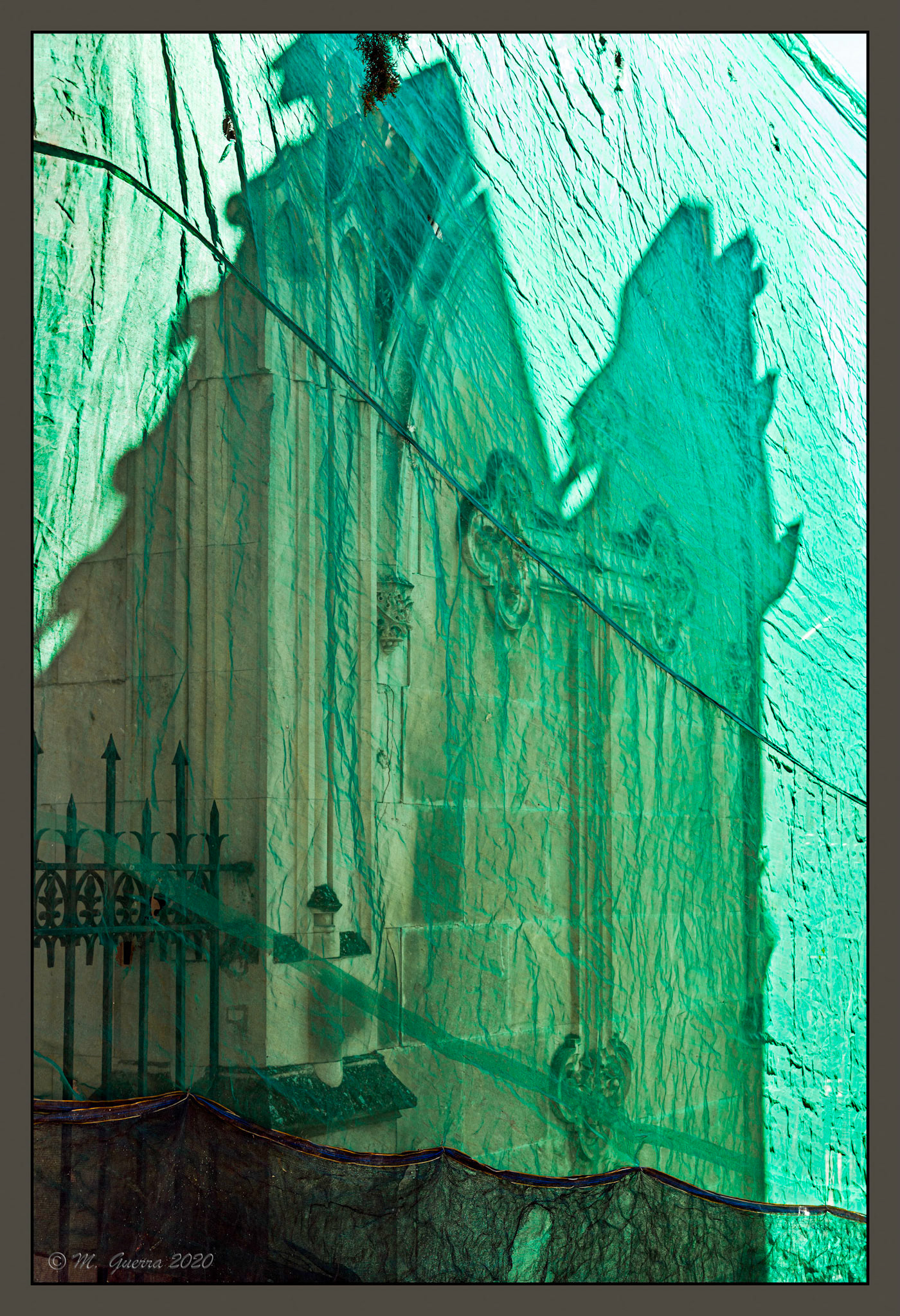 Tumba en reconstrucción en El cementerio de San Isidro en Madrid