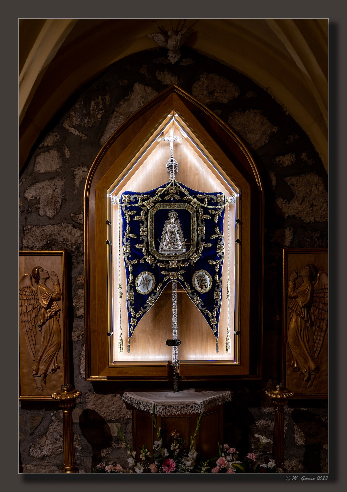 Estandarte de plata con una virgen en una iglesia de Torrejón de Ardoz. 100ASA