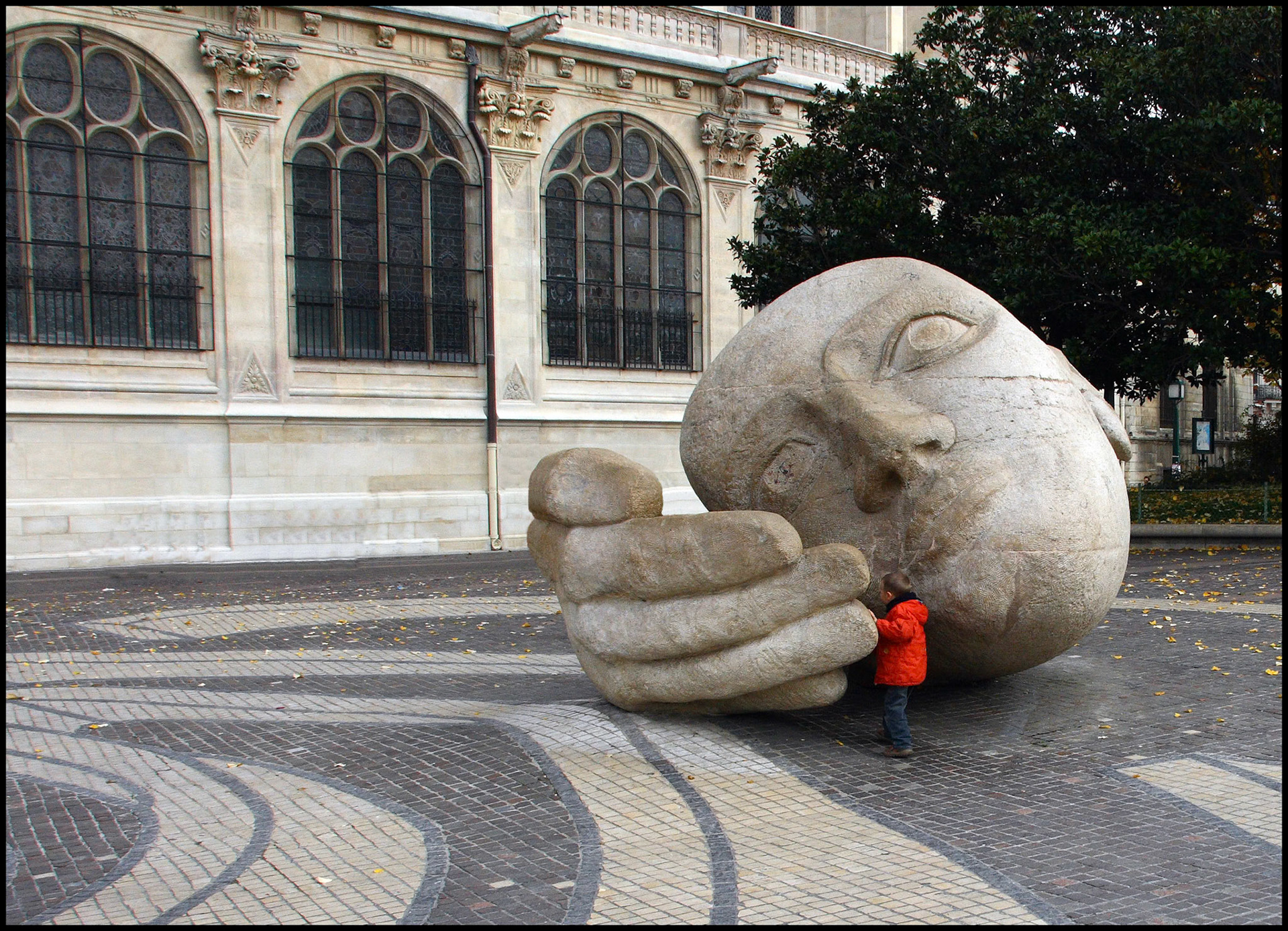 Estatua y niños en la Iglesia de Saint Eustaque en París. Ampliar. 100ASA