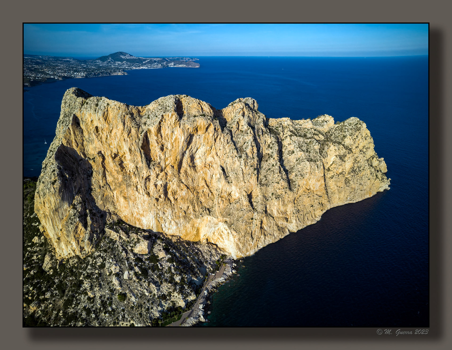 El peñón de Ifach en Calpe desde el dron