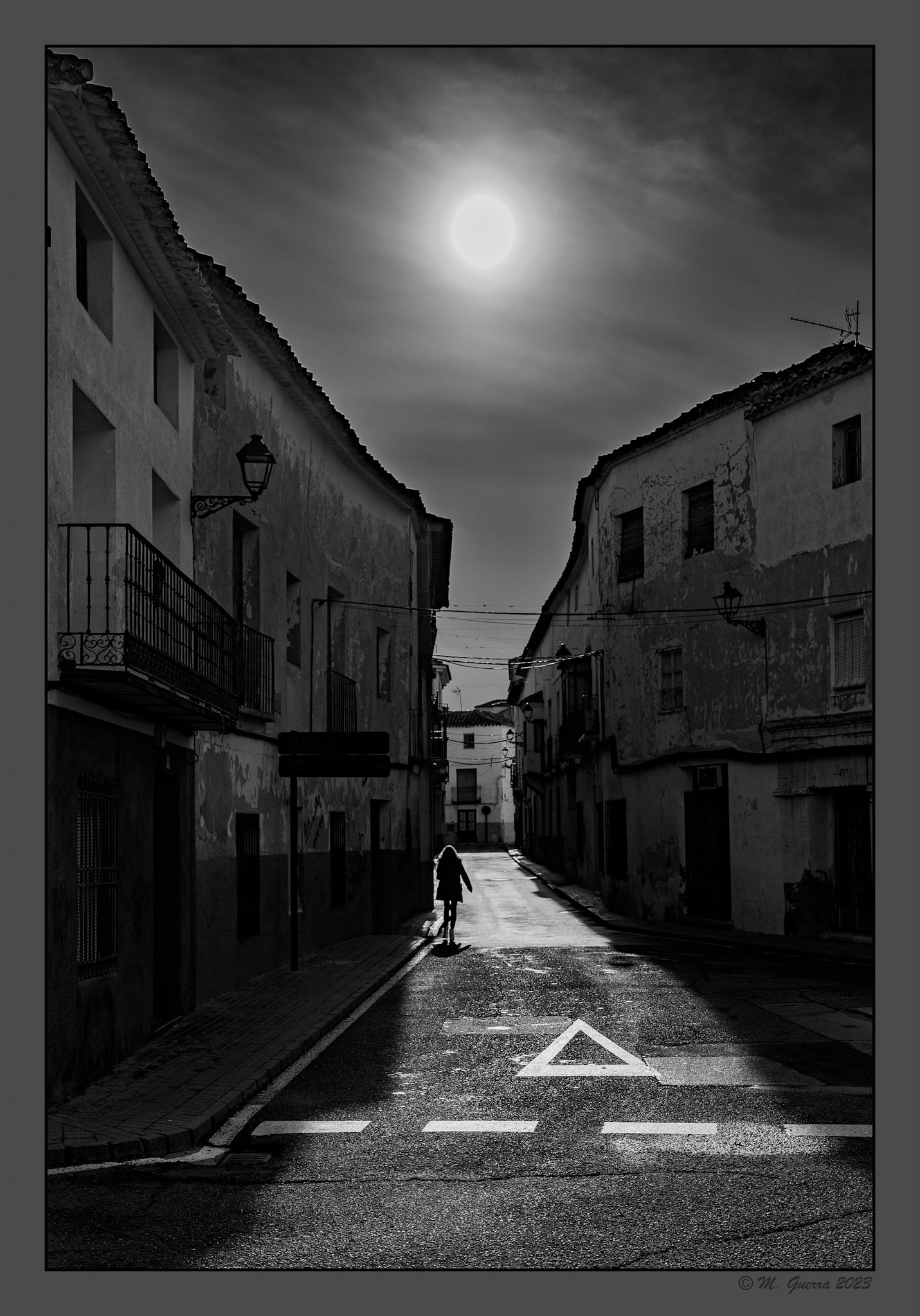 Calle al contraluz en Ocaña. 100ASA